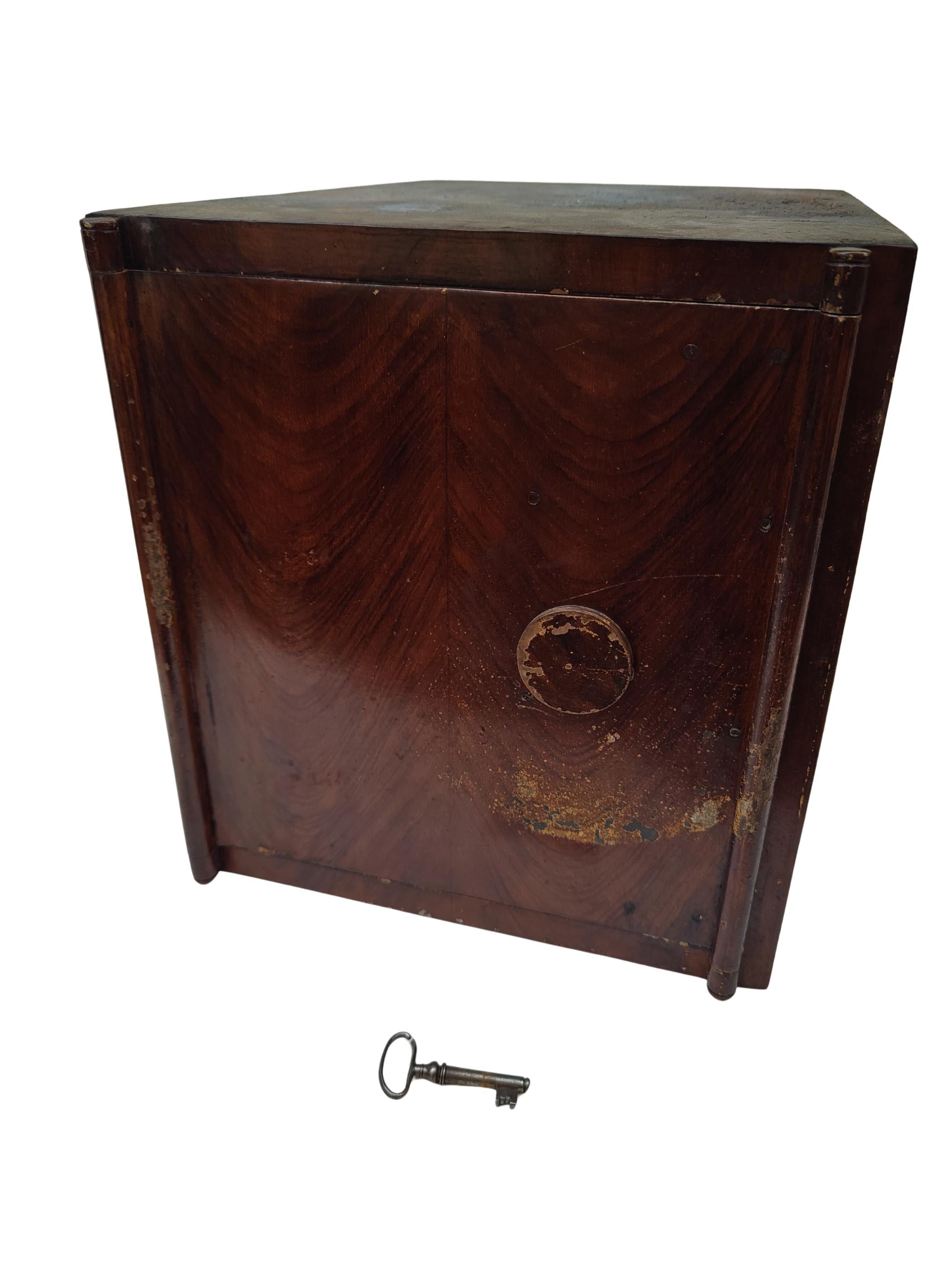 Cassaforte in ferro della metà del XIX secolo con facciata in Wood finto e serratura funzionante In condizioni discrete in vendita a Darmstadt, DE