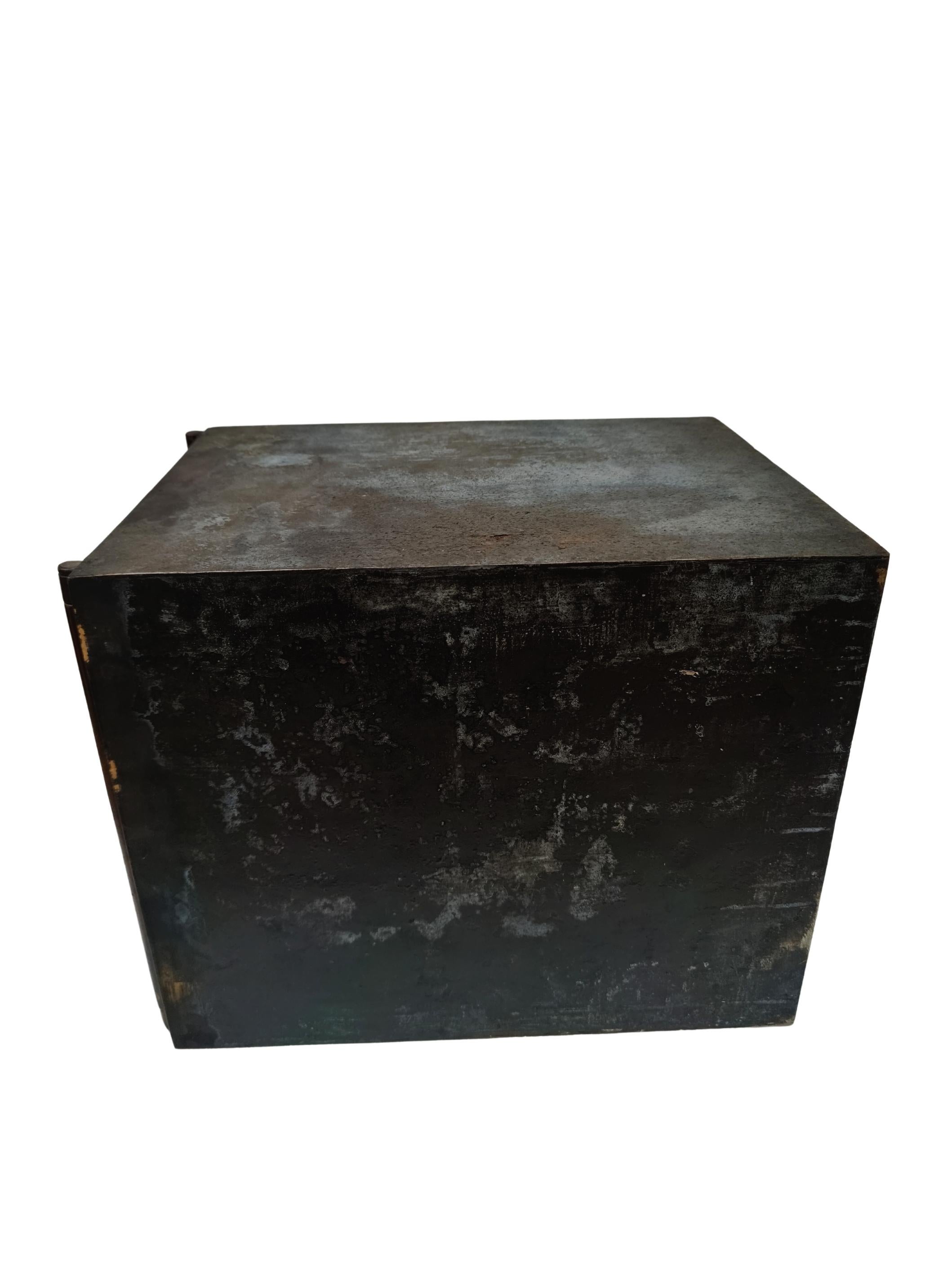 Ottone Cassaforte in ferro della metà del XIX secolo con facciata in Wood finto e serratura funzionante in vendita