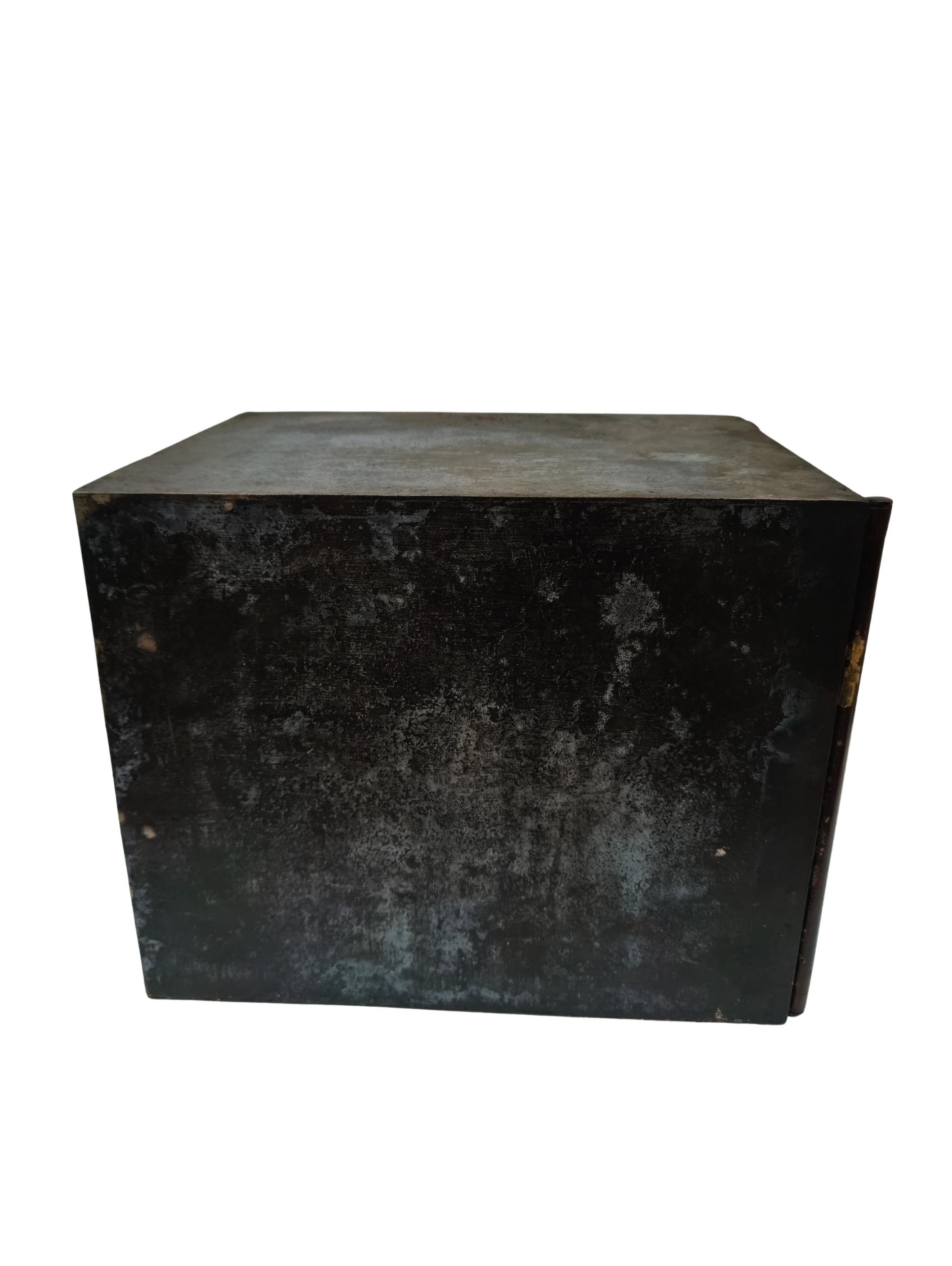 Cassaforte in ferro della metà del XIX secolo con facciata in Wood finto e serratura funzionante in vendita 2