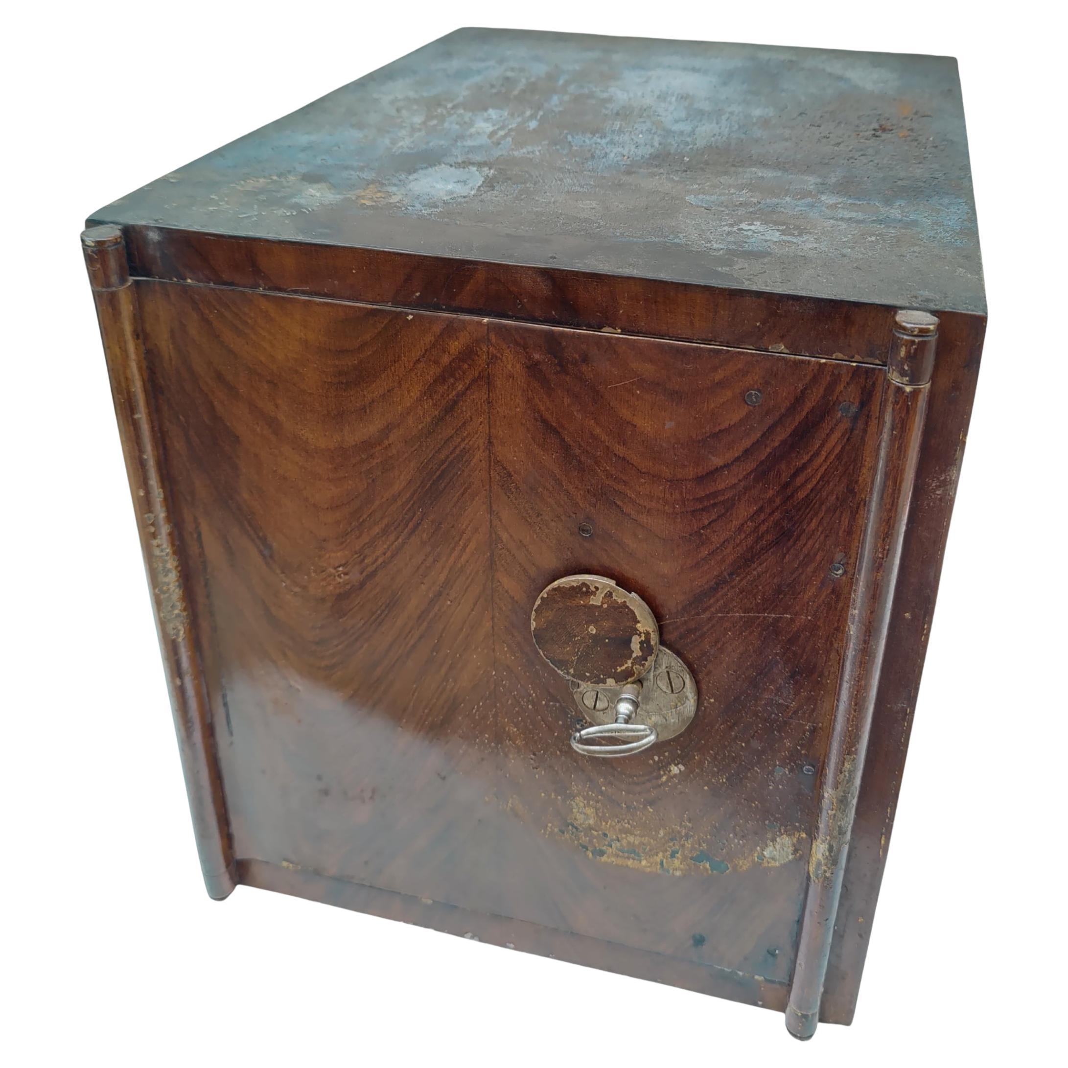 Coffre-fort en fer du milieu du 19e siècle avec façade en faux Wood et serrure fonctionnelle