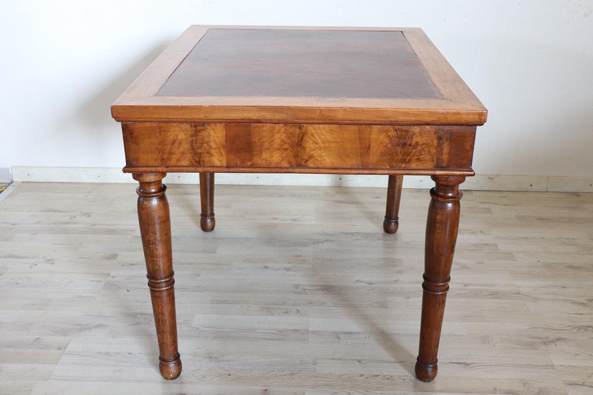 Italienischer antiker Schreibtisch aus der Mitte des 19. Jahrhunderts in Nussbaum im Angebot 6