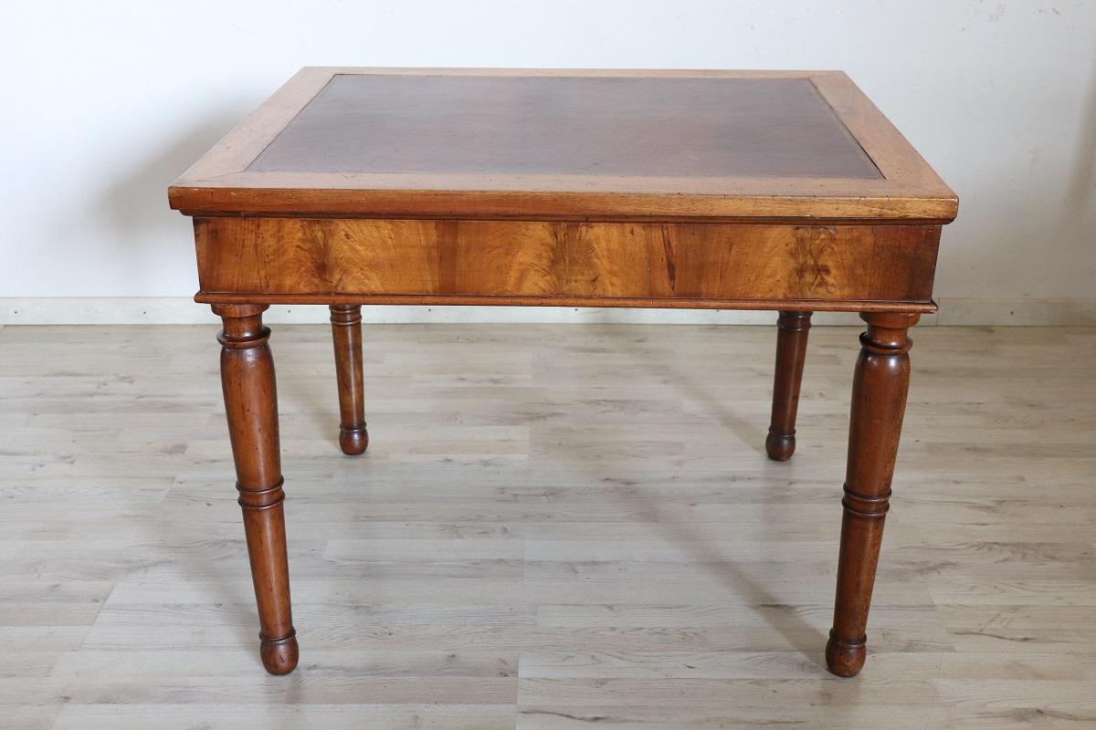 Italienischer antiker Schreibtisch aus der Mitte des 19. Jahrhunderts in Nussbaum im Angebot 7