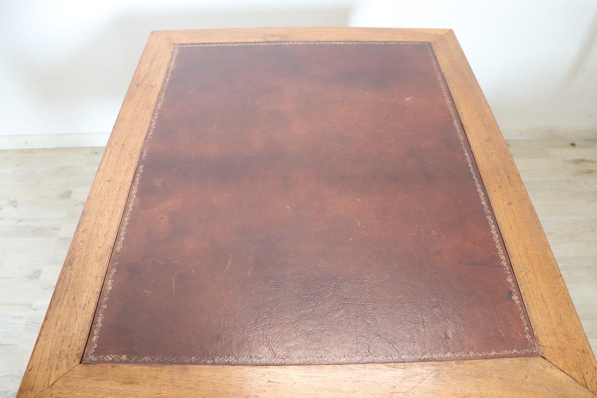 Italienischer antiker Schreibtisch aus der Mitte des 19. Jahrhunderts in Nussbaum im Angebot 1