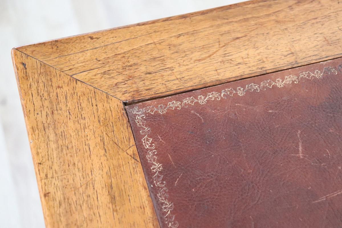 Italienischer antiker Schreibtisch aus der Mitte des 19. Jahrhunderts in Nussbaum im Angebot 2