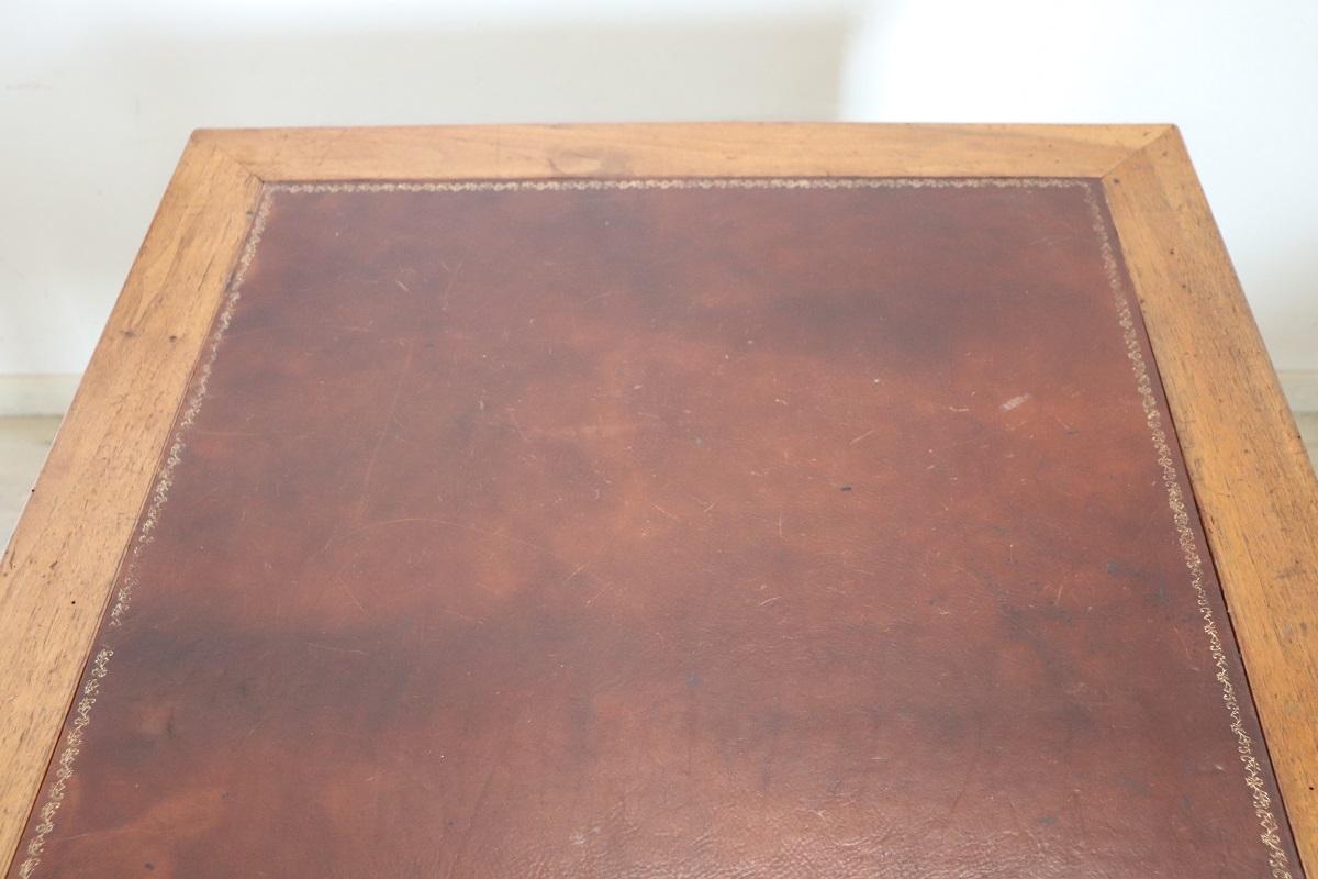 Italienischer antiker Schreibtisch aus der Mitte des 19. Jahrhunderts in Nussbaum im Angebot 3