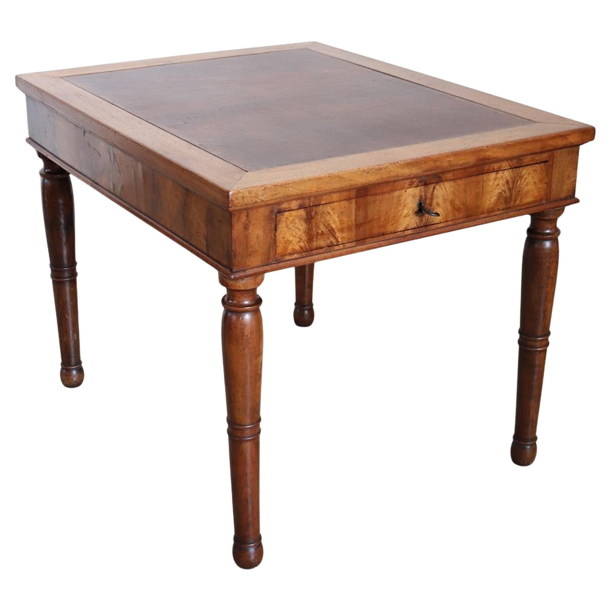 Mid 19th Century Antiques Italian Desk in Walnut (Bureau ancien italien en noyer)