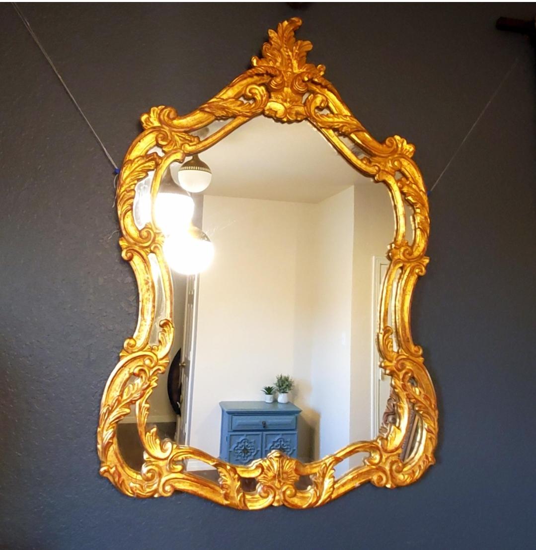 Baroque Miroir de style baroque italien du milieu du 19e siècle en bois doré sculpté à l'or fin en vente