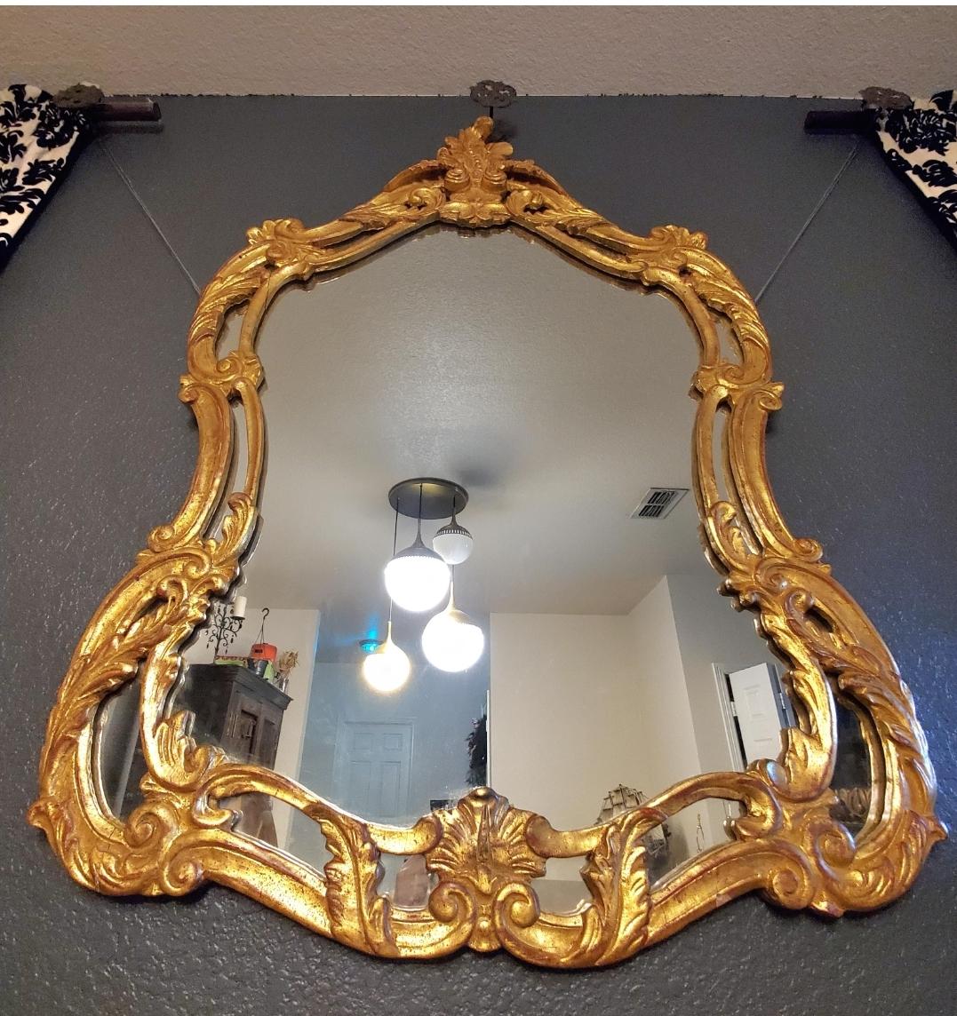 XIXe siècle Miroir de style baroque italien du milieu du 19e siècle en bois doré sculpté à l'or fin en vente