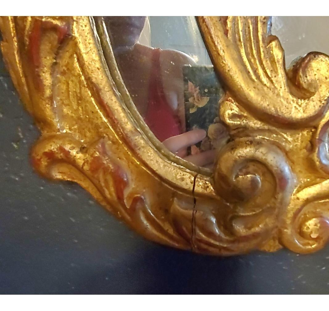 Miroir de style baroque italien du milieu du 19e siècle en bois doré sculpté à l'or fin en vente 1