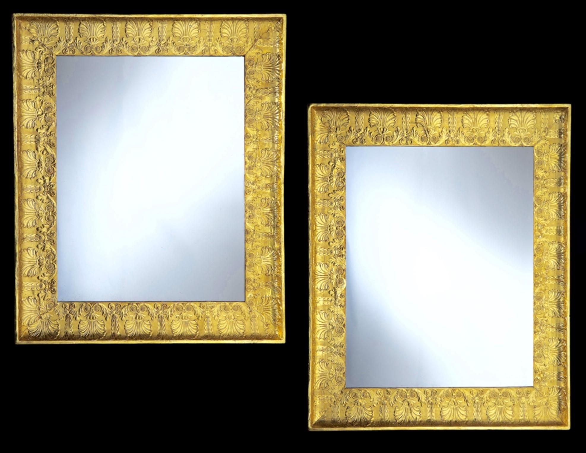 Una superba coppia di specchiere italiane della metà del XIX secolo, con cornici quadrate concave decorate con carta pressata dorata con decorazioni a fogliame stilizzato e acanto, con raffinate piastre a specchio antiche con un meraviglioso