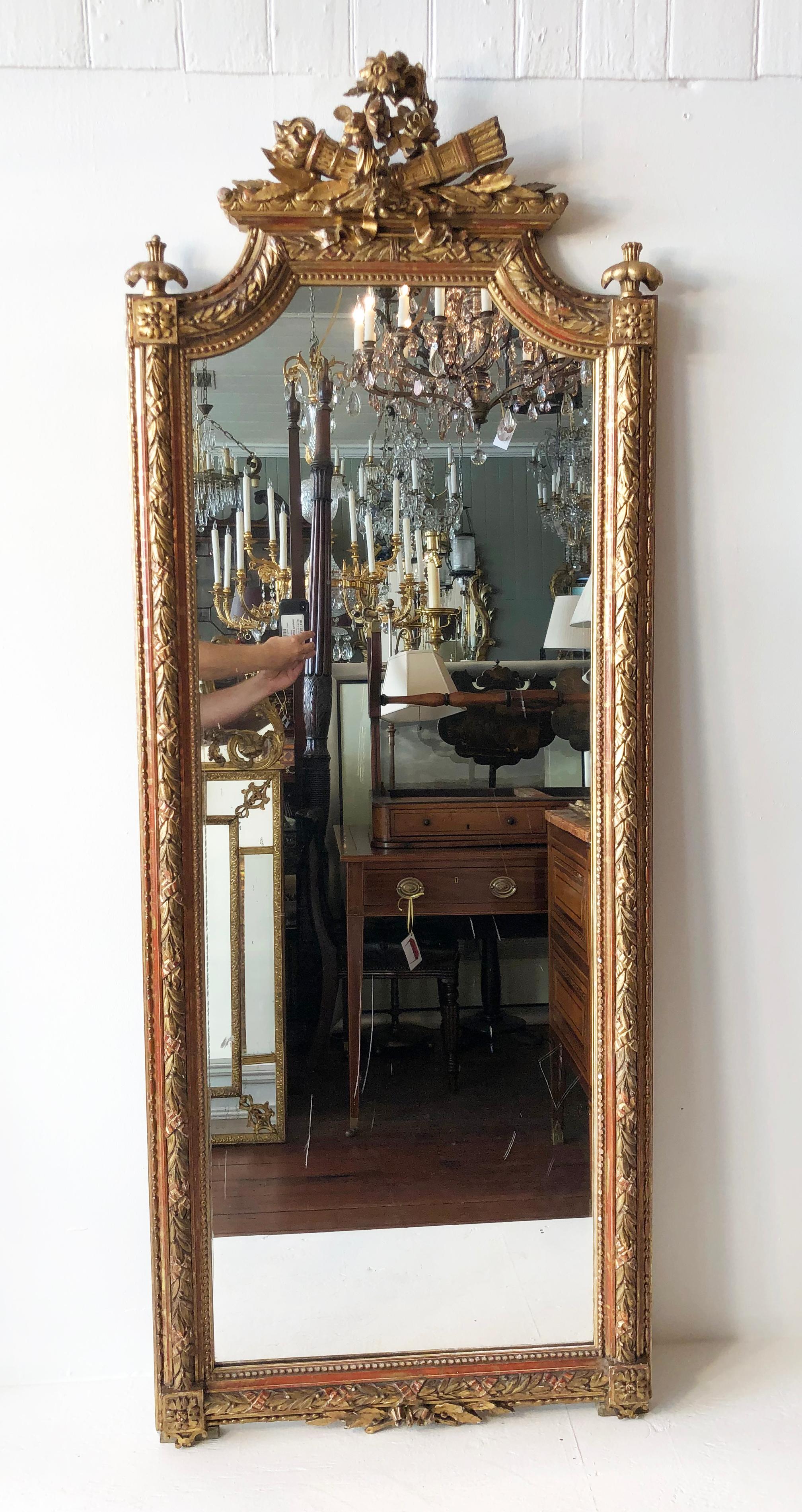 Fabelhafter italienischer Spiegel aus geschnitztem Goldholz aus der Mitte des 19. Jahrhunderts, der der Region Piemont in Italien zugeschrieben wird. Sorgfältig geschnitztes Wappen mit Girlande, Blumenkranz, Köcher mit Pfeilen und Fackel.