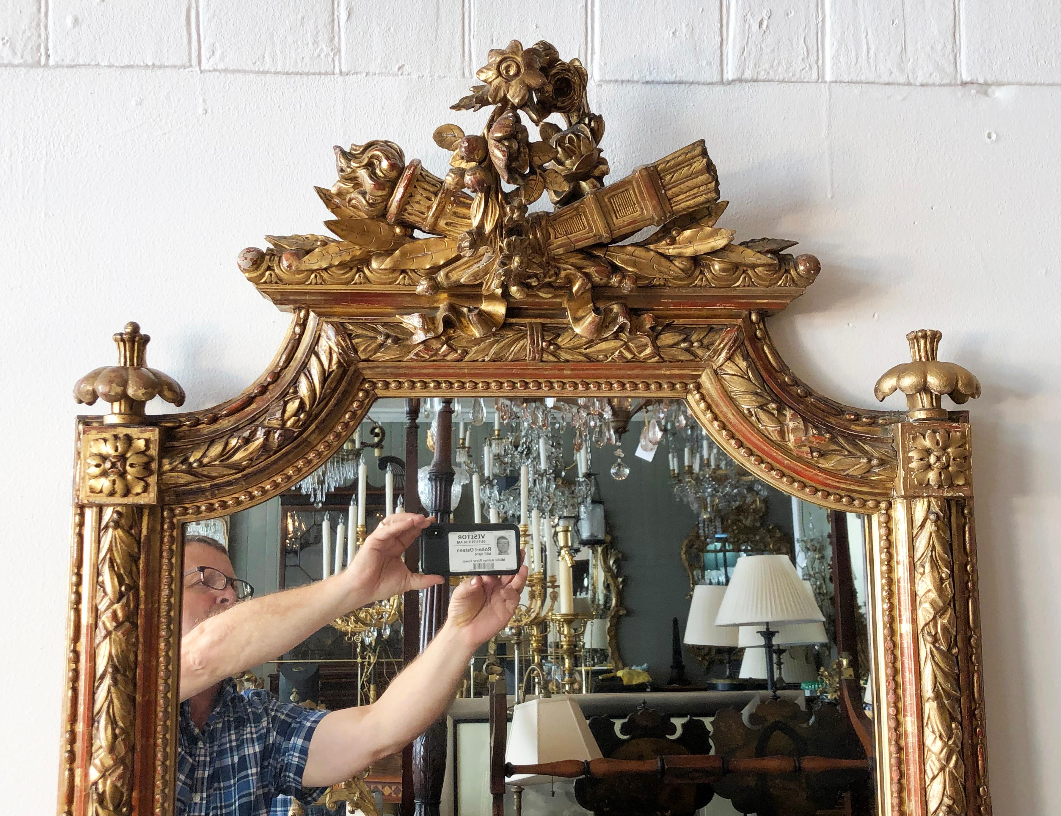 Hand-Carved Mid-19th Century Italian Carved Giltwood Mirror For Sale