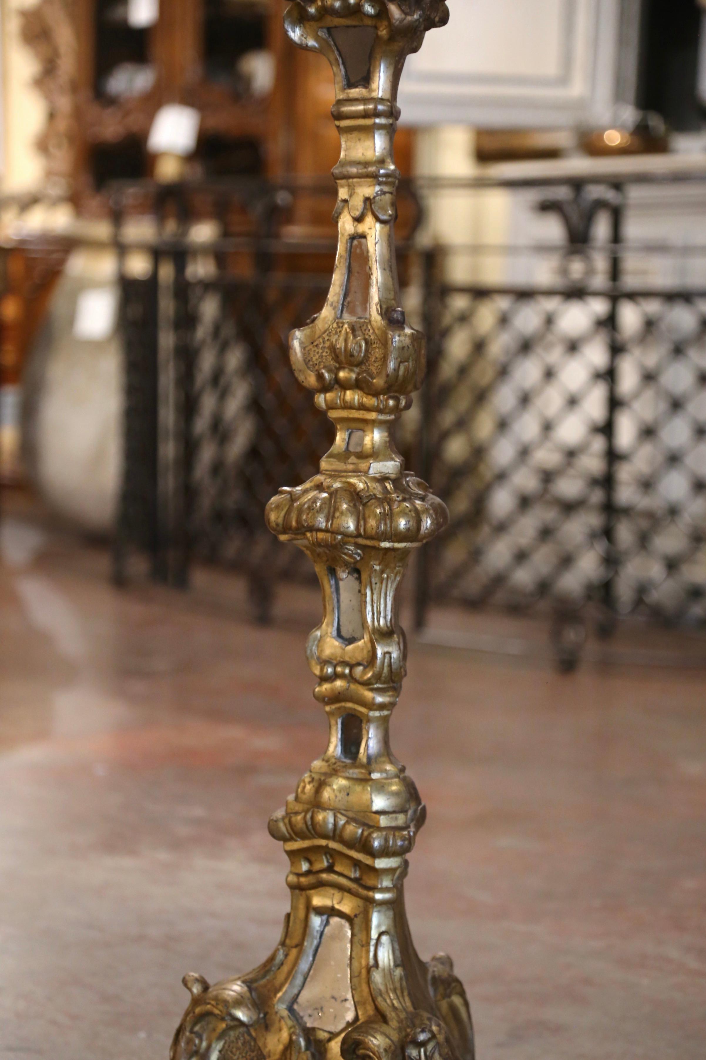 Mitte des 19. Jahrhunderts Italienischer geschnitzter Giltwood-Kerzenleuchter mit verspiegelten Einsätzen (Neoklassisch) im Angebot