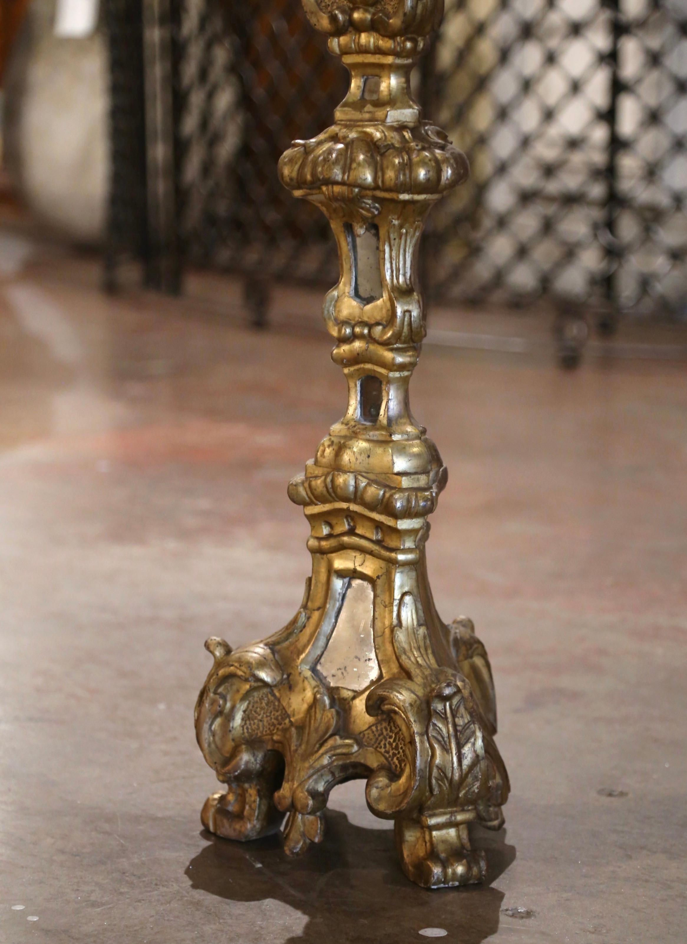 Mitte des 19. Jahrhunderts Italienischer geschnitzter Giltwood-Kerzenleuchter mit verspiegelten Einsätzen (Handgeschnitzt) im Angebot