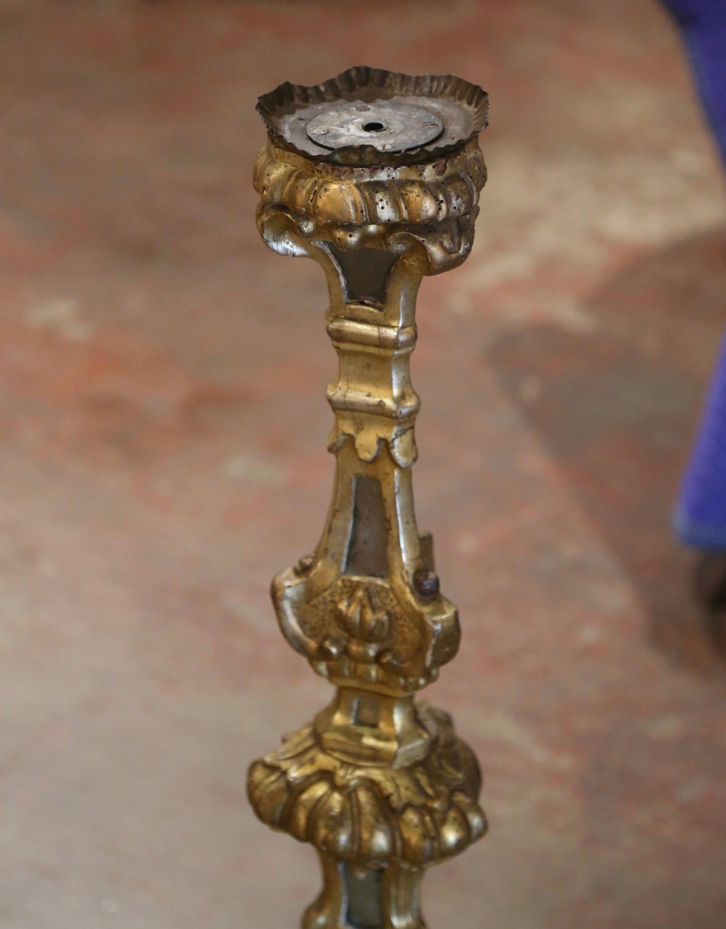 Mitte des 19. Jahrhunderts Italienischer geschnitzter Giltwood-Kerzenleuchter mit verspiegelten Einsätzen (Blattgold) im Angebot