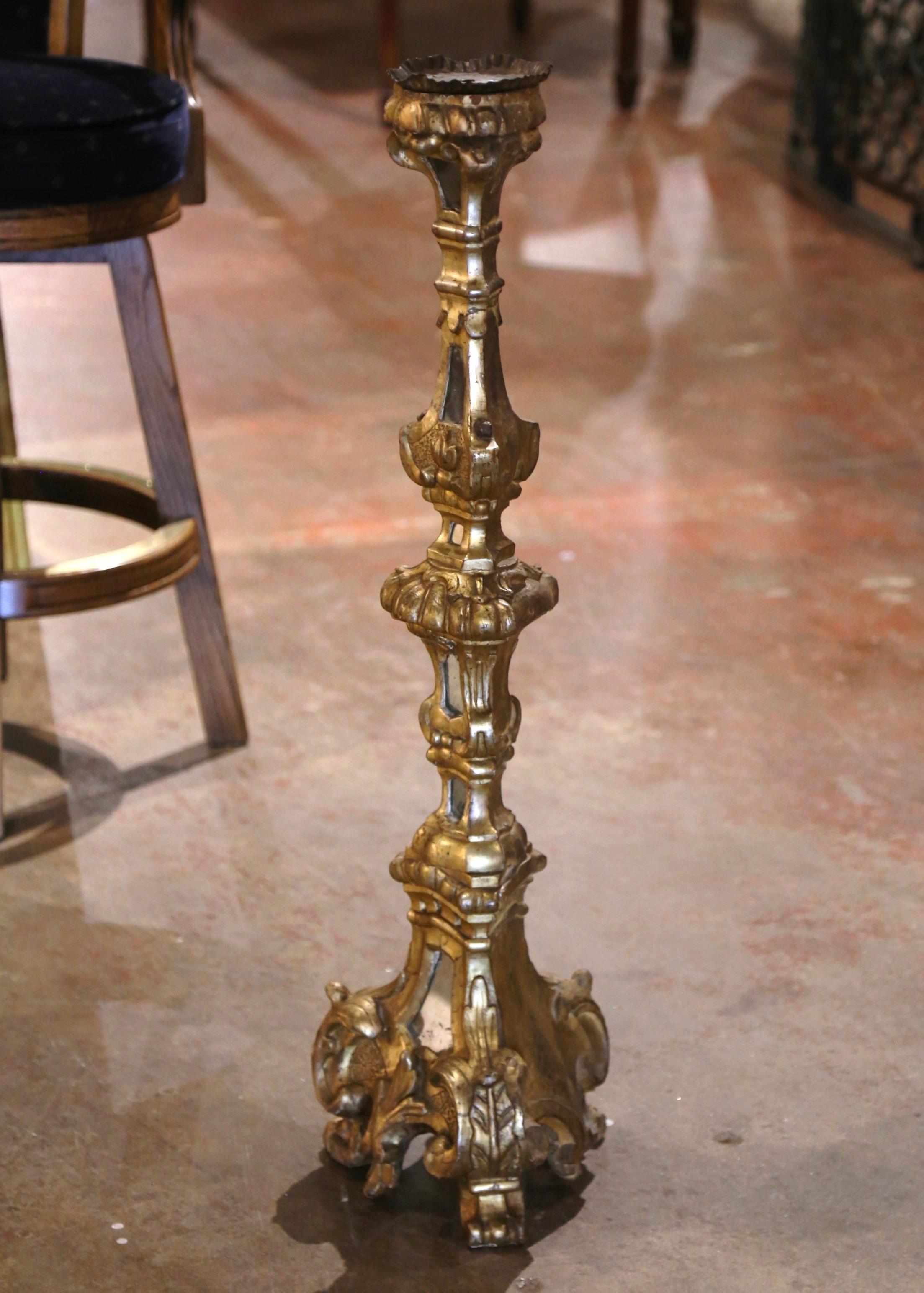 Mitte des 19. Jahrhunderts Italienischer geschnitzter Giltwood-Kerzenleuchter mit verspiegelten Einsätzen im Angebot 1