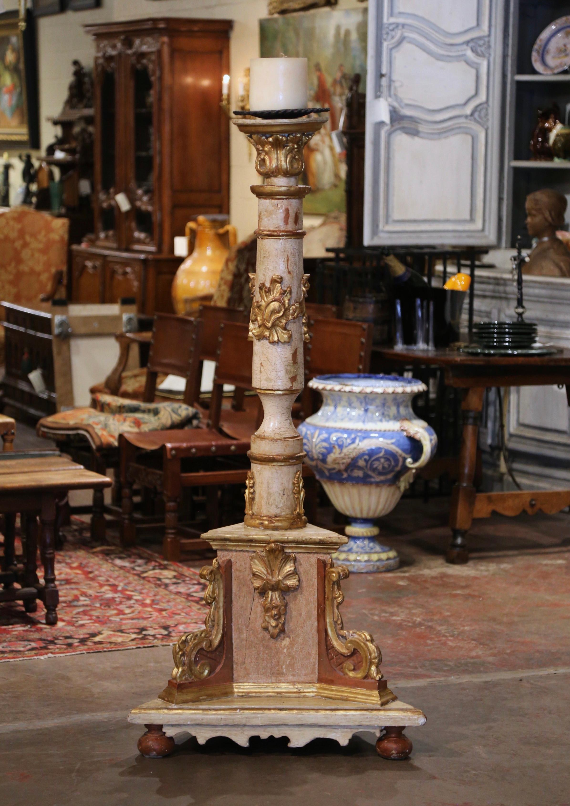 Peint à la main Lampadaire à bougie sculpté polychrome et doré du milieu du XIXe siècle, Italie en vente