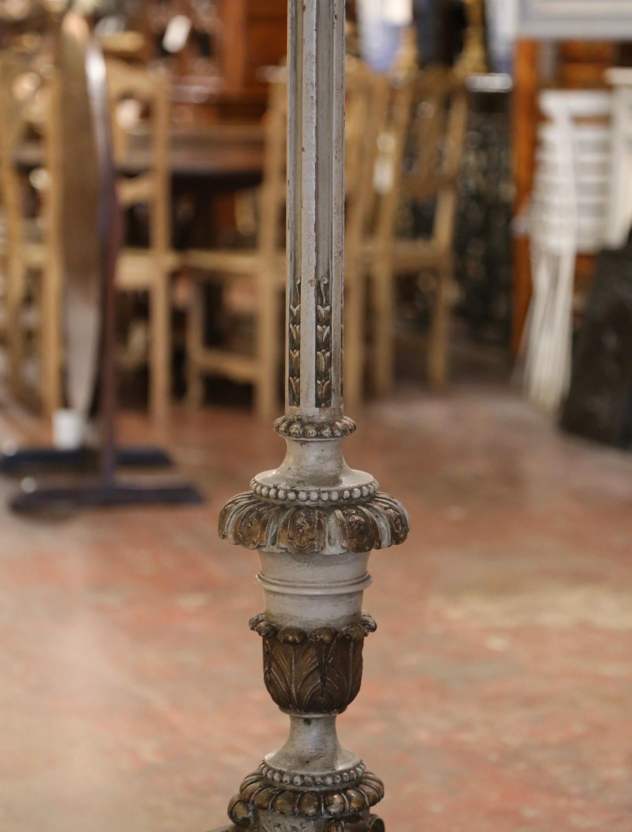 Mitte des 19. Jahrhunderts Italienische geschnitzte, polychrome und bemalte Stehlampe  (Handgeschnitzt) im Angebot