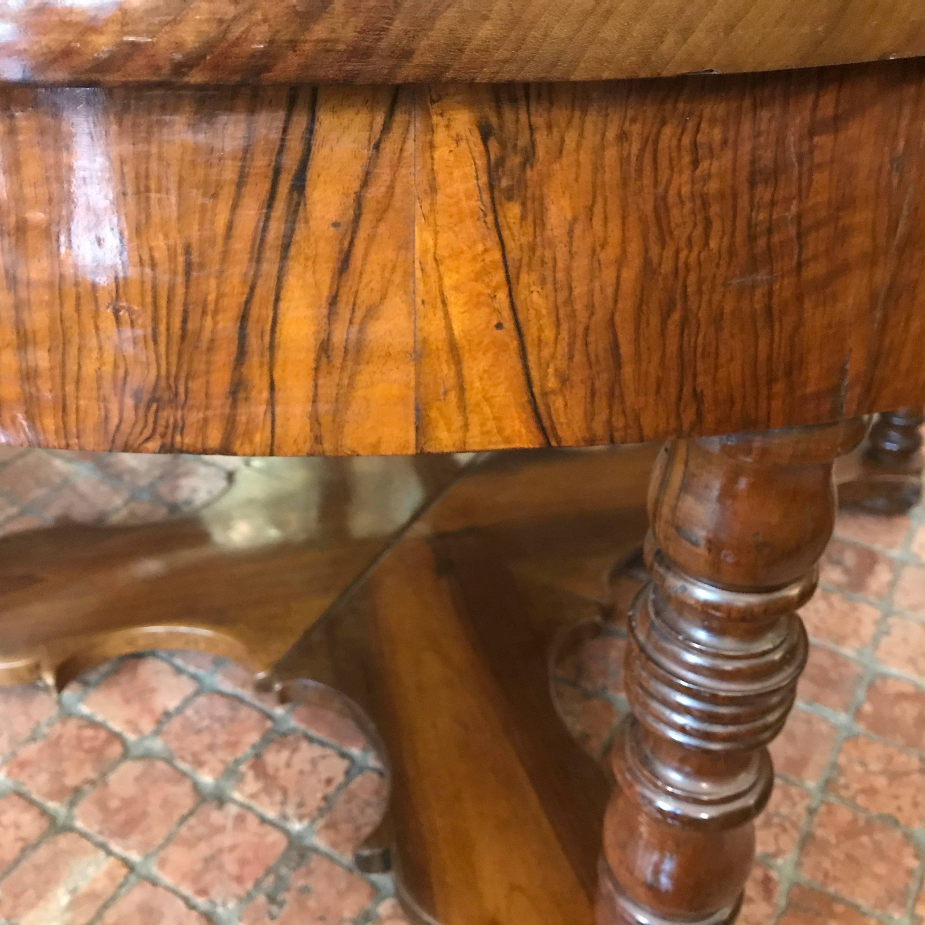 Mid-19th Century Italian Extending Oval Walnut Dining Table Louis Philippe 3