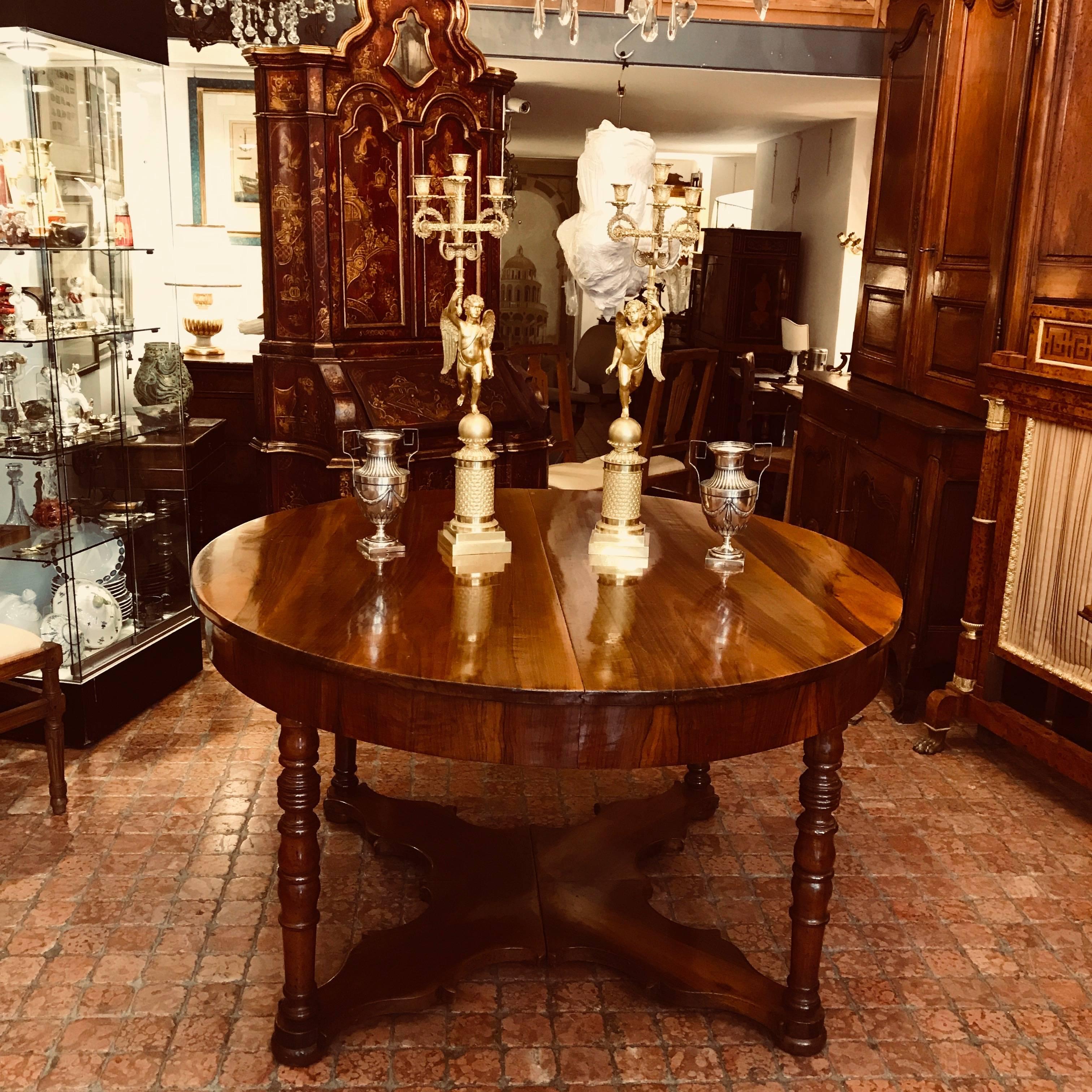 Mid-19th Century Italian Extending Oval Walnut Dining Table Louis Philippe 4