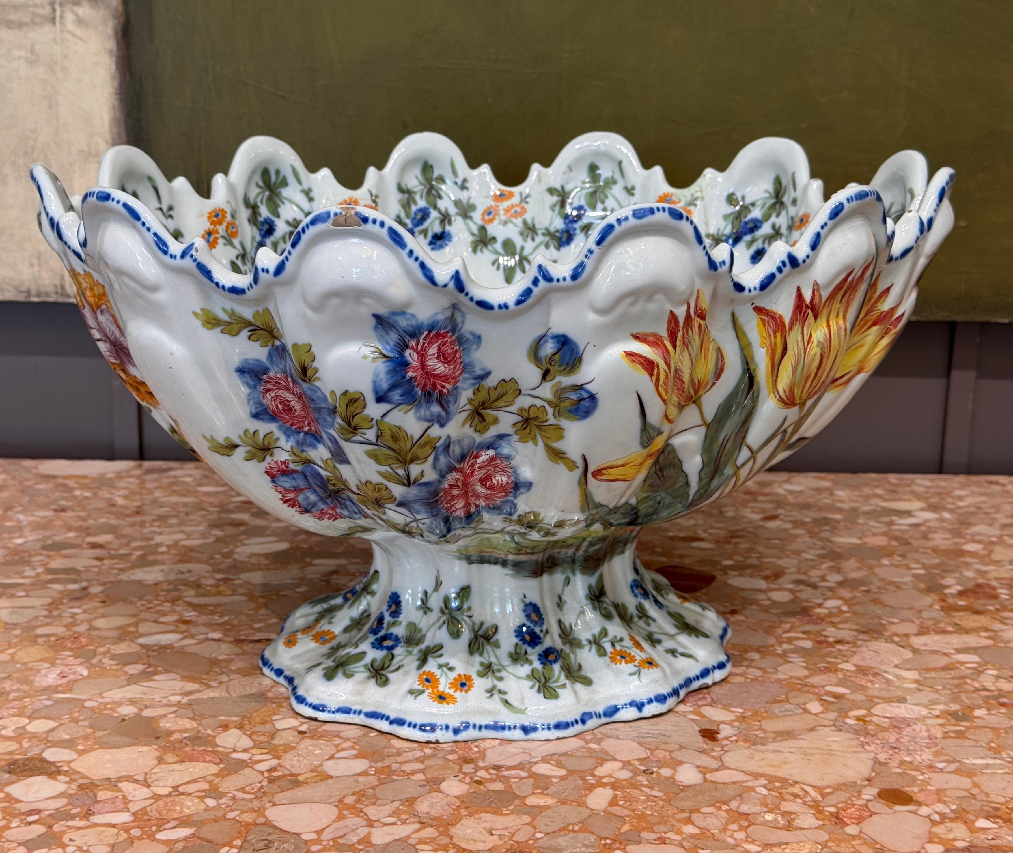 Farbenfrohe und skulpturale italienische Monteith-Schale aus der Mitte des 19. Jahrhunderts mit handgemaltem Blumendekor und gebördeltem Rand. Die Schale ist innen und außen mit Tulpen, Nelken und anderen Blüten in reicher Glasur verziert. Sichtbare