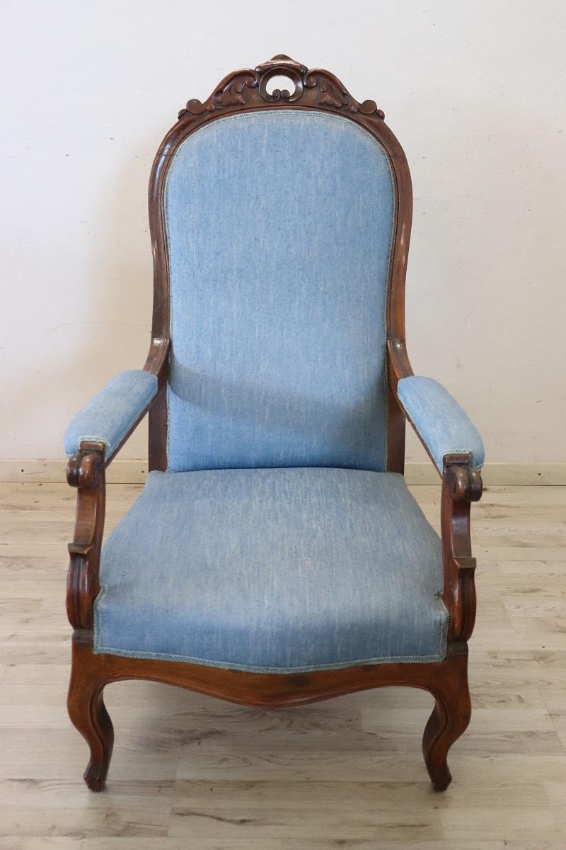 Te ofrecemos este sillón antiguo de mediados del siglo XIX, de la época de Luis Luis.

El sillón se caracteriza por su estructura de nogal macizo, su cómodo respaldo y su asiento acolchado. Su diseño sigue perfectamente la moda de la época