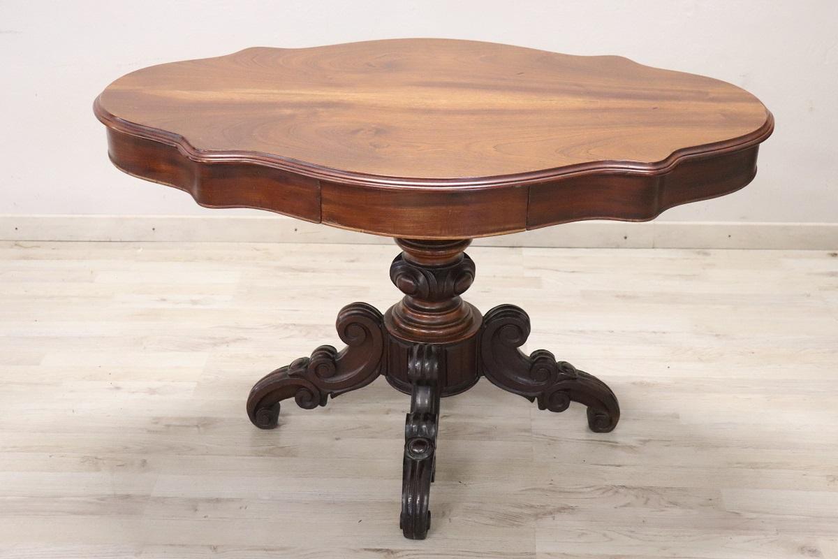 Ti presentiamo questo bellissimo tavolo italiano, realizzato a metà del XIX secolo durante il periodo Louis Philippe. Realizzato in pregiato legno di noce con un piano dalla particolare forma che in Italia viene chiamata 