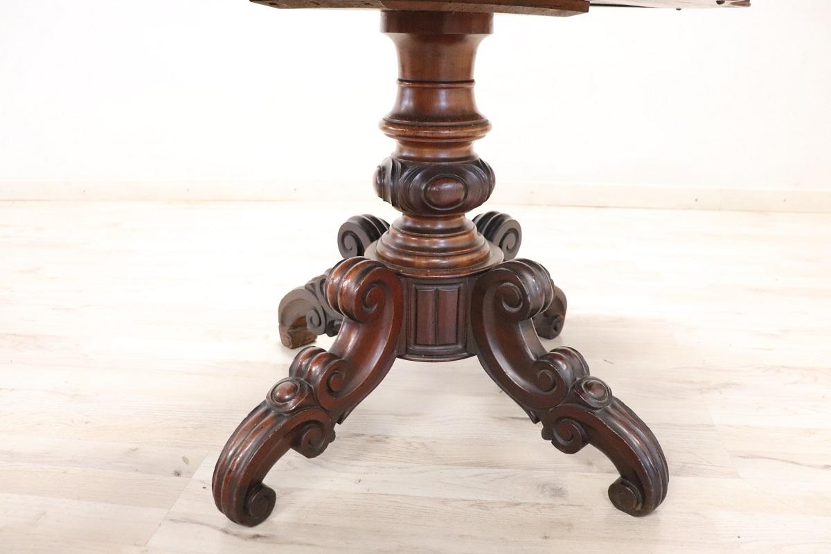 Tavolo con piedistallo in noce antico della metà del XIX secolo italiano Louis Philippe In condizioni buone in vendita a Casale Monferrato, IT
