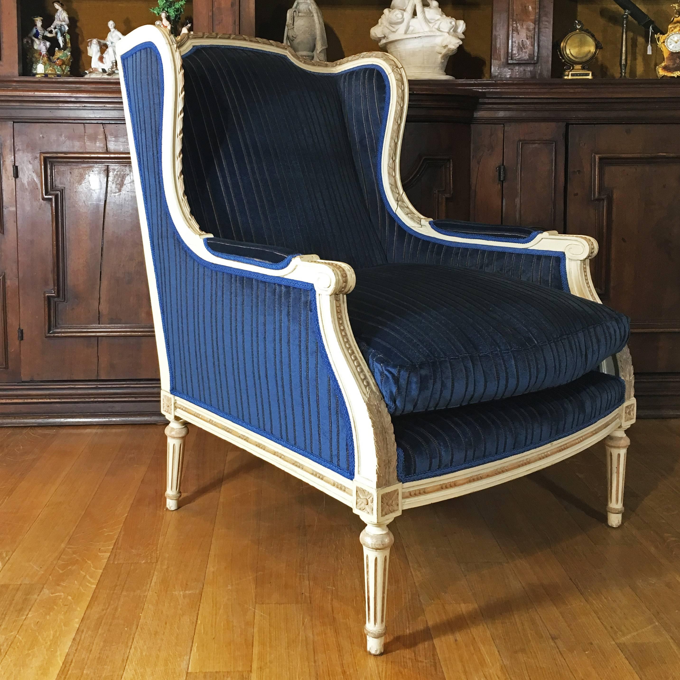 Hand-Carved Mid-19th Century Italian Louis XVI Style Painted Polpar Wood Wing Chairs For Sale