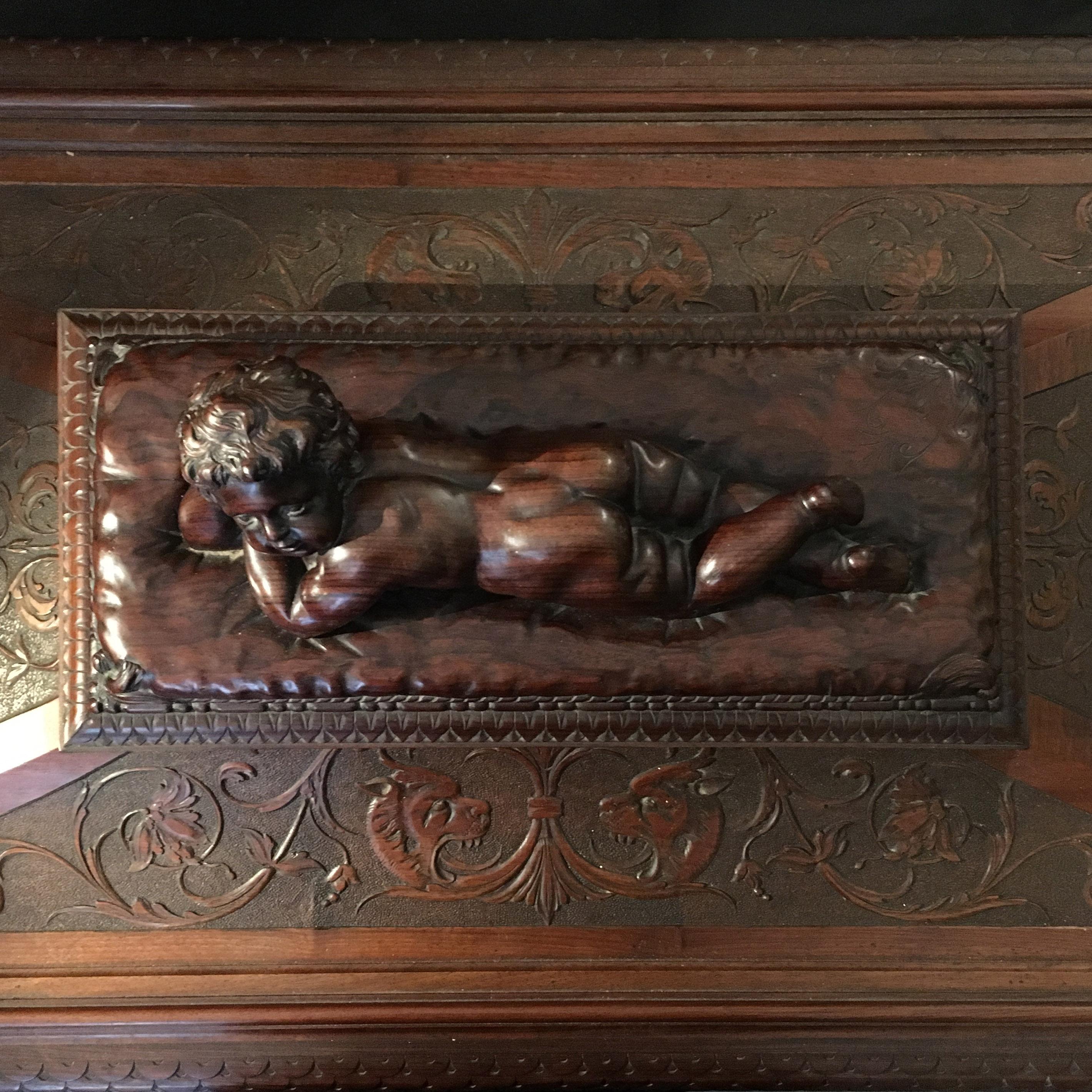 Mid-19th Century Italian Renaissance Revival Carved Walnut Chest In Good Condition In Firenze, Tuscany