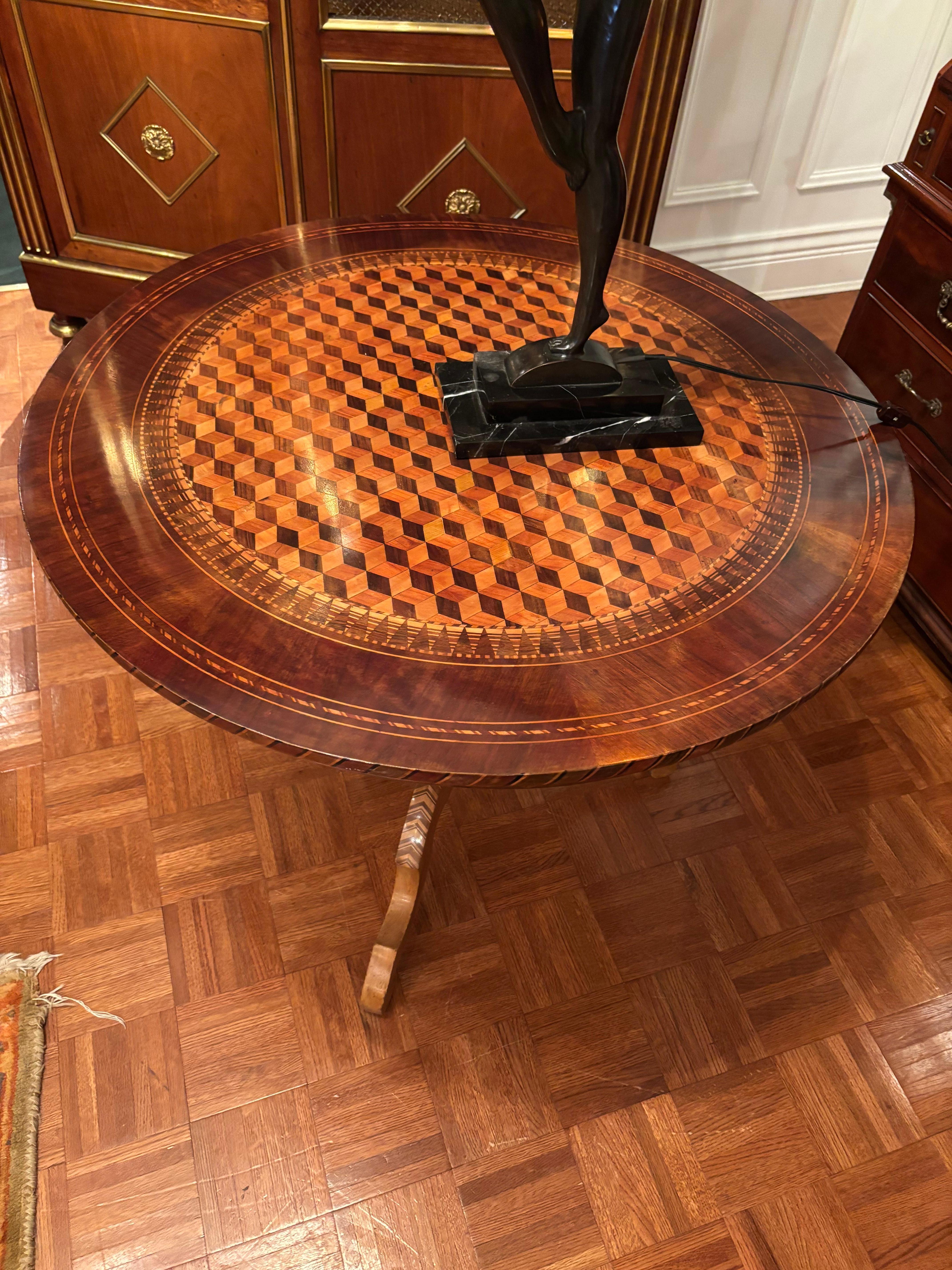 Table centrale italienne Sorrento du milieu du 19e siècle en vente 3