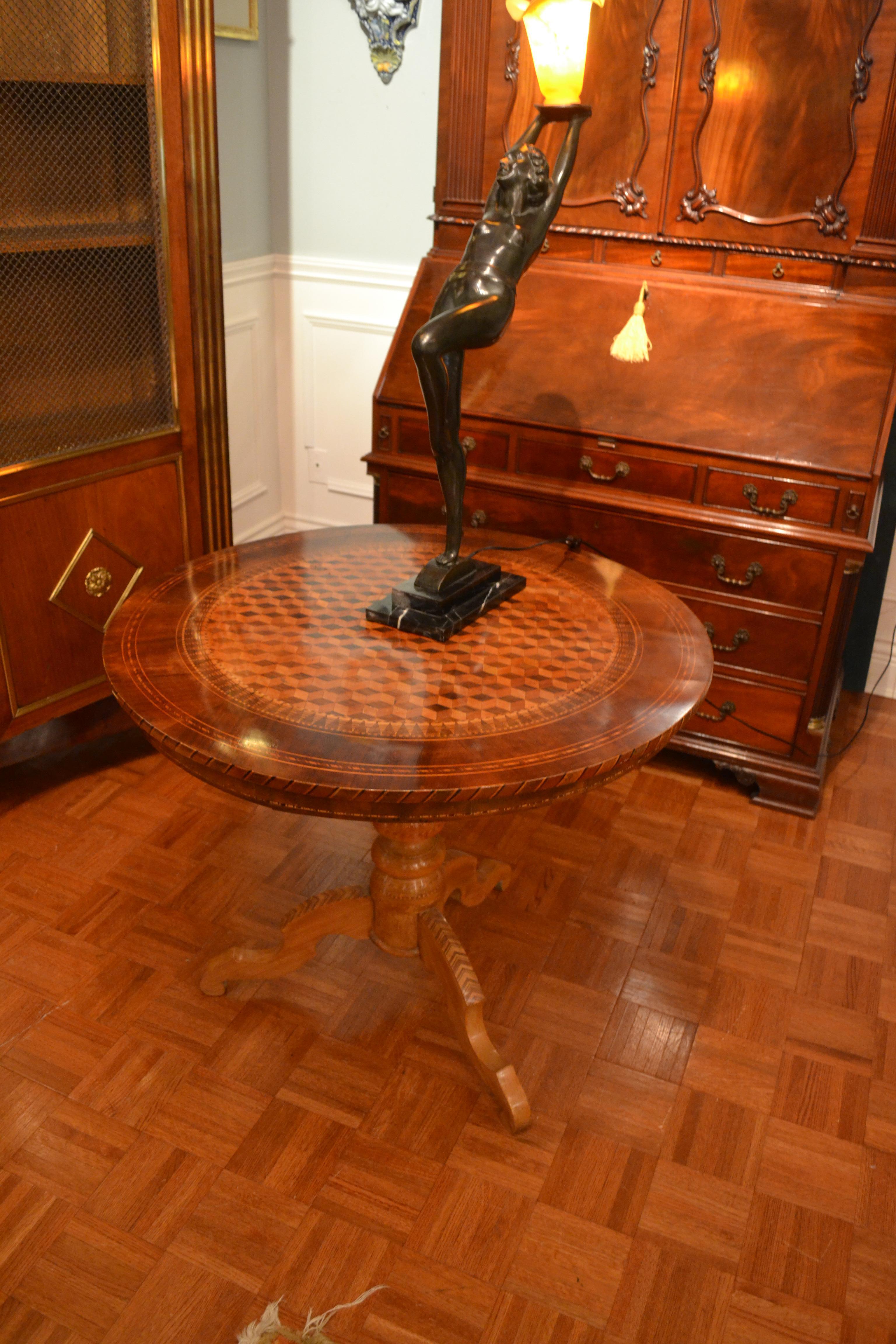 XIXe siècle Table centrale italienne Sorrento du milieu du 19e siècle en vente