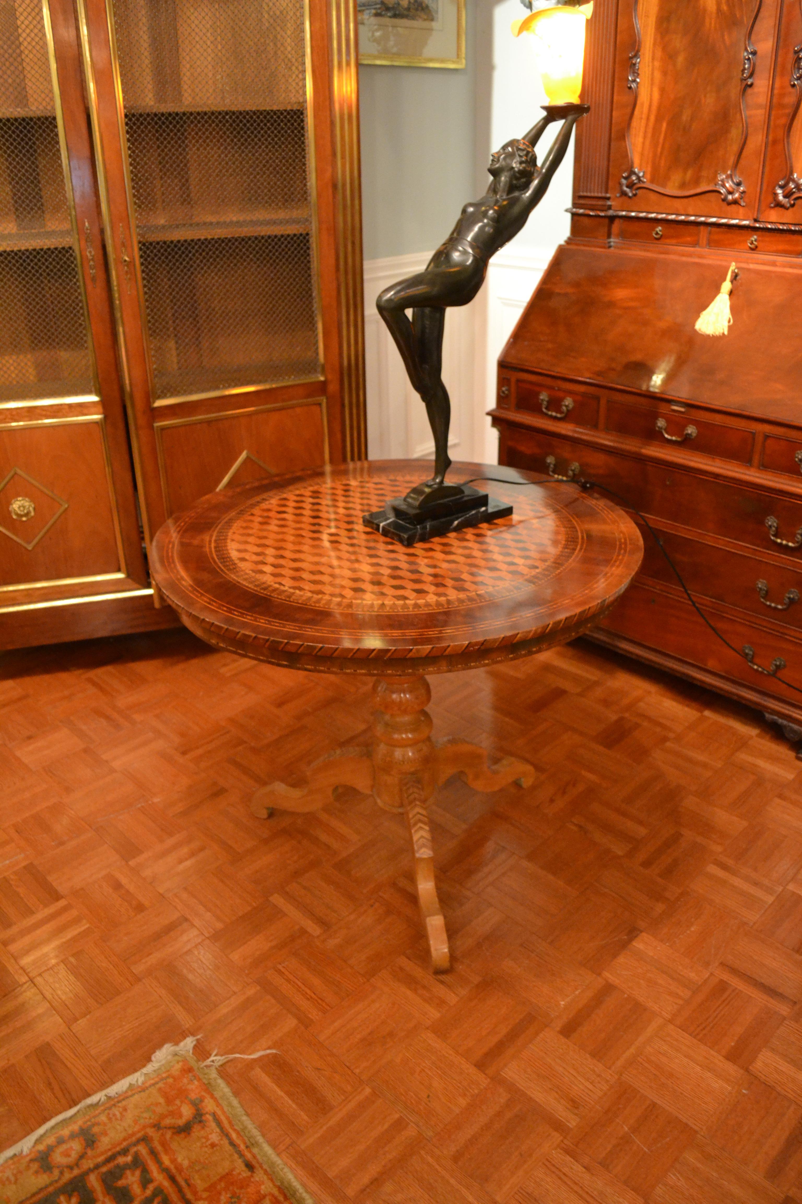 Noyer Table centrale italienne Sorrento du milieu du 19e siècle en vente
