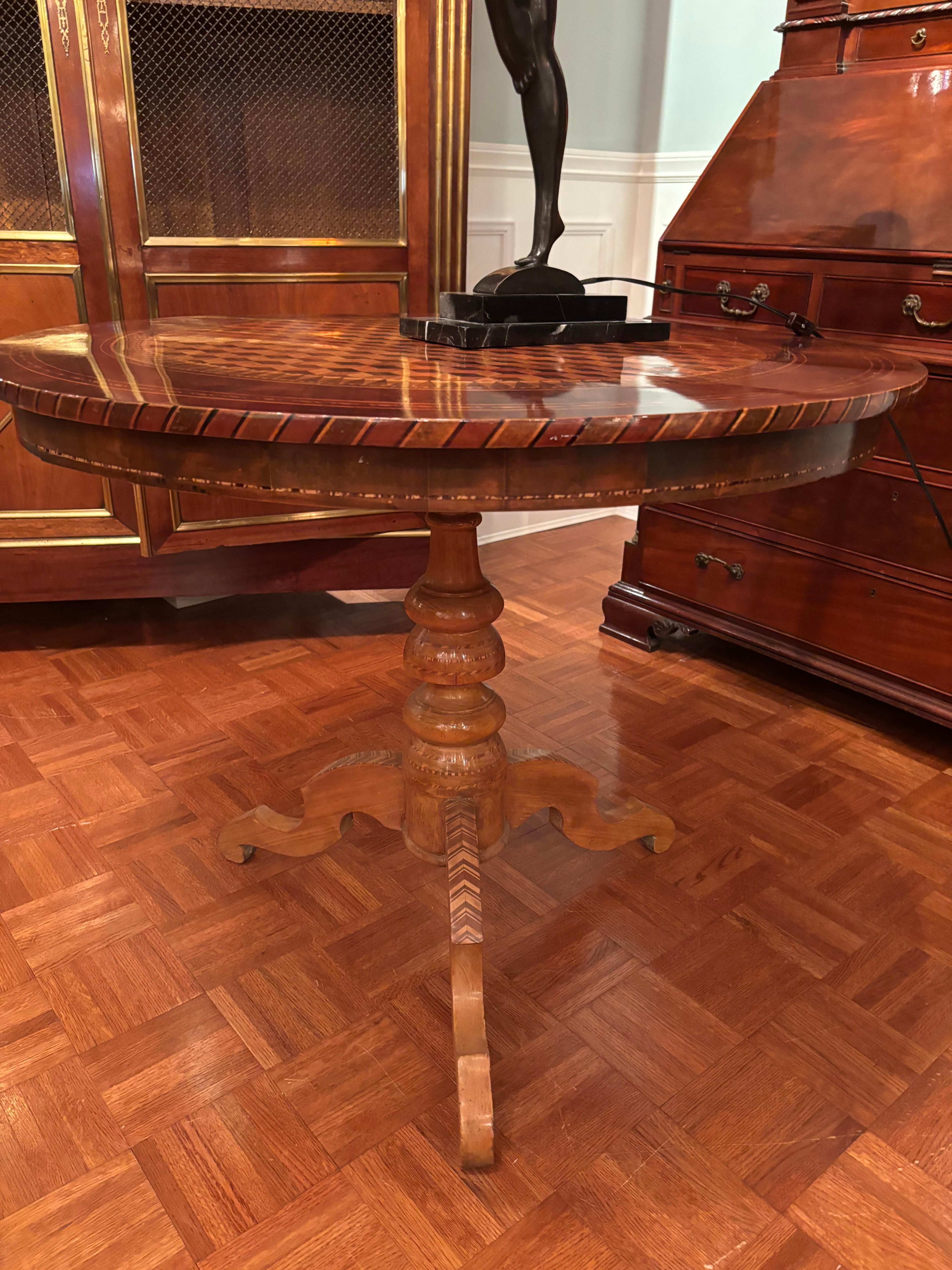 Table centrale italienne Sorrento du milieu du 19e siècle en vente 1