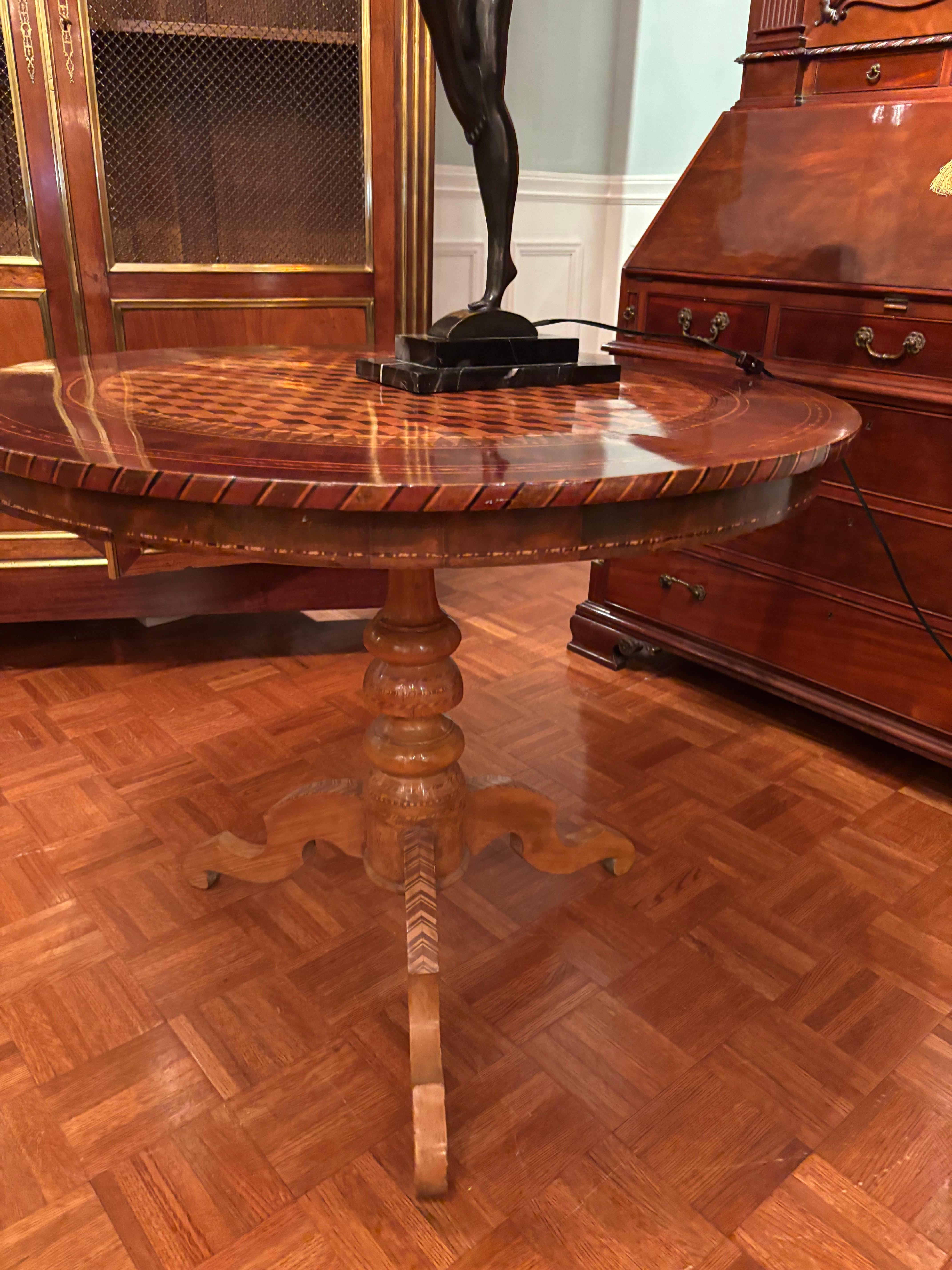 Table centrale italienne Sorrento du milieu du 19e siècle en vente 2