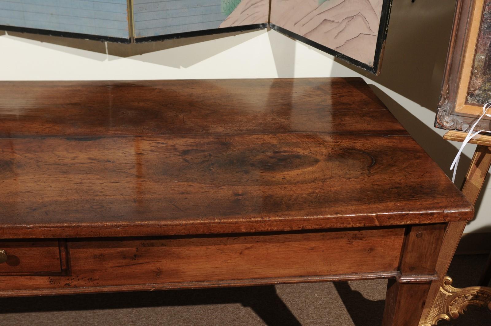 Die Mitte des 19. Jahrhunderts italienischen Nussbaum Konsole Tisch / Esstisch mit rechteckigen 2 Board-Top, Mitte Schublade in Schürze mit Messing zieht in verjüngten quadratischen Beinen enden.