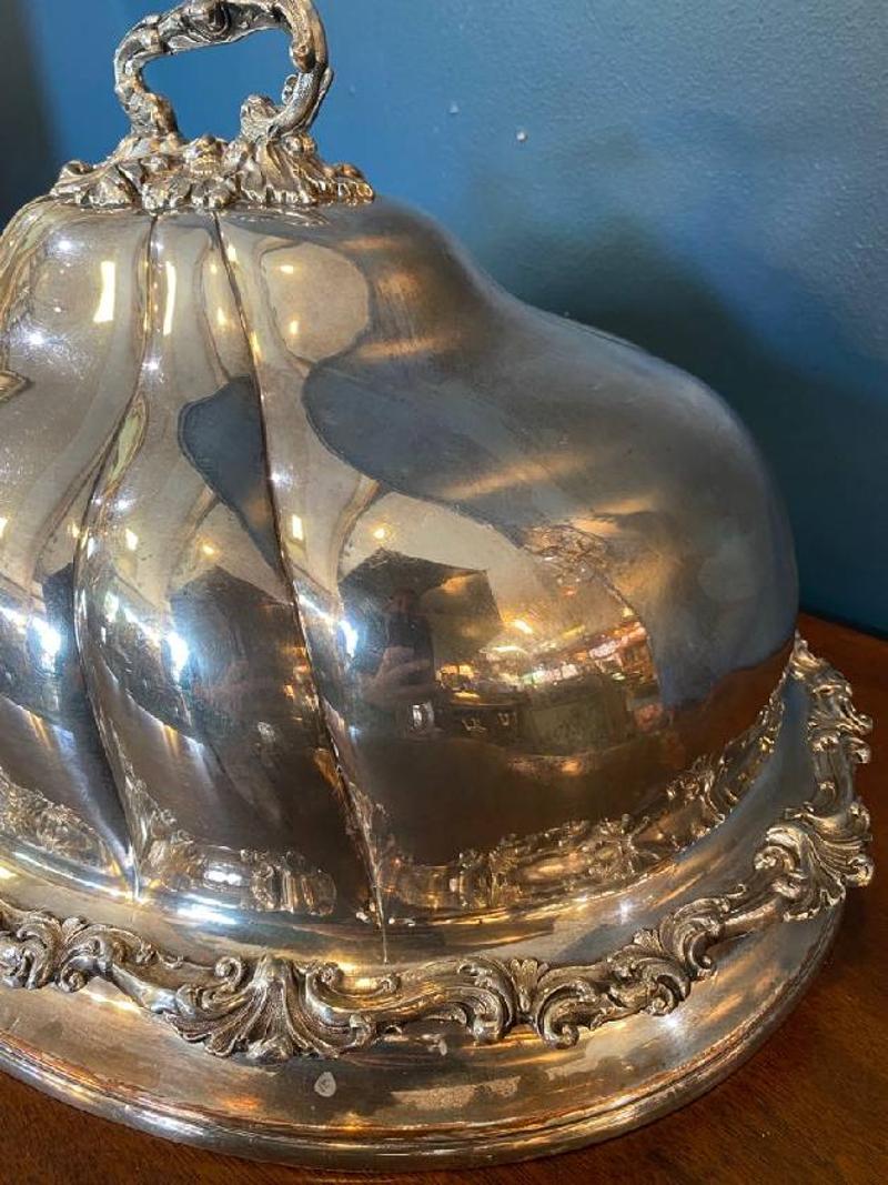 Mid-19th Century James Dixon & Sons English Sheffield Silver Plated Meat Dome (Dôme à viande en métal argenté) Bon état - En vente à Middleburg, VA