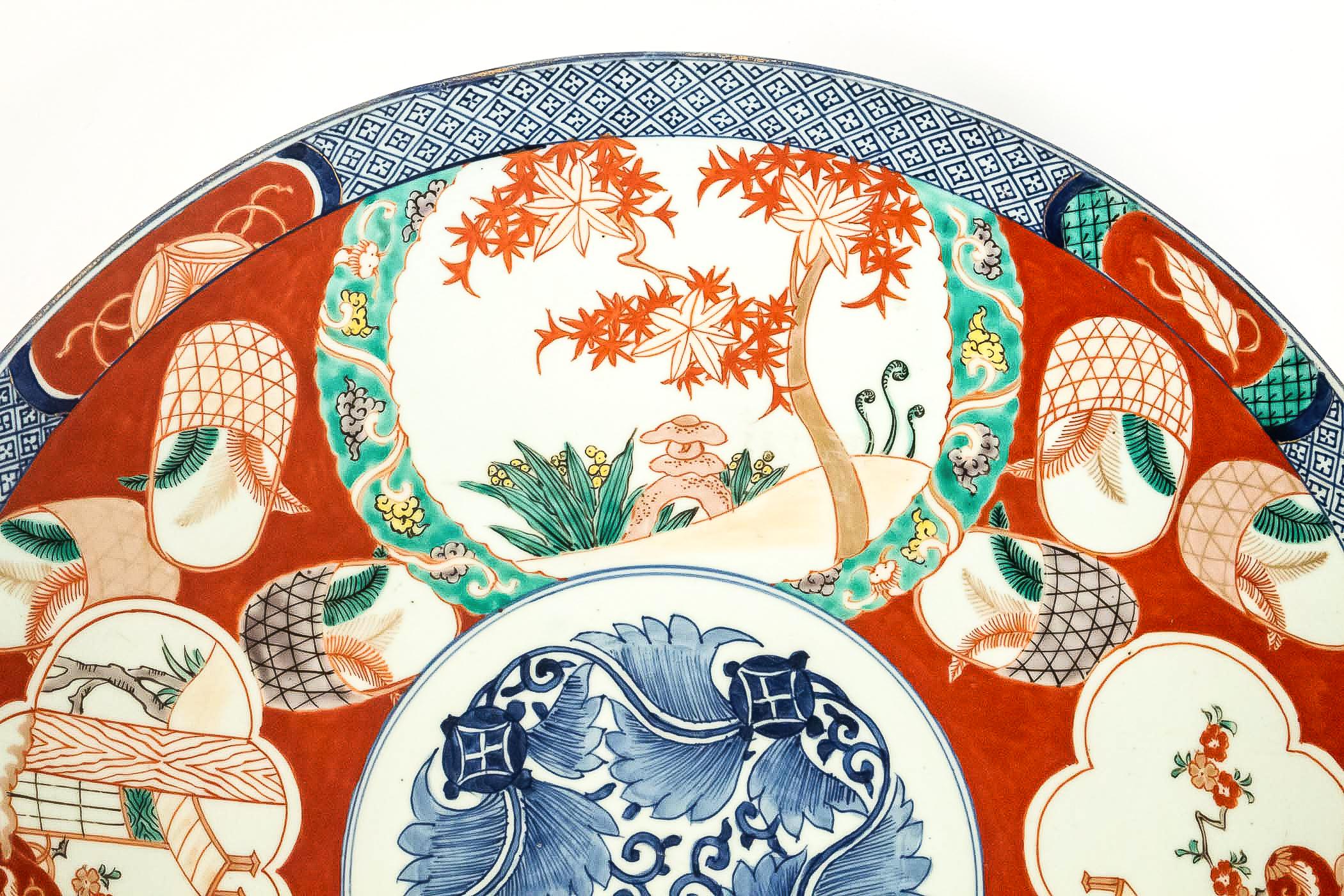 Japonisme Mid-19th Century Japanese Polychrome Porcelain, Magnificent Round Dish