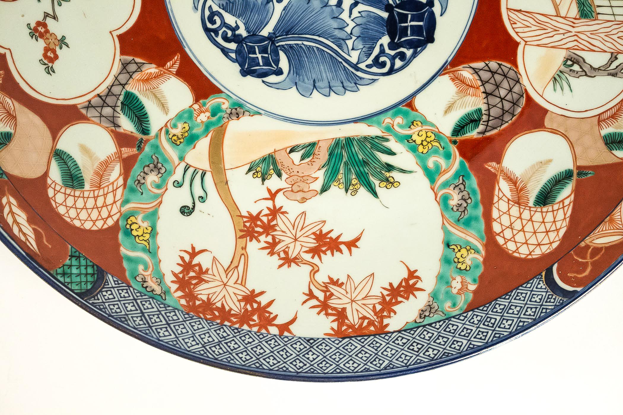 Mid-19th Century Japanese Polychrome Porcelain, Magnificent Round Dish In Good Condition In Saint Ouen, FR