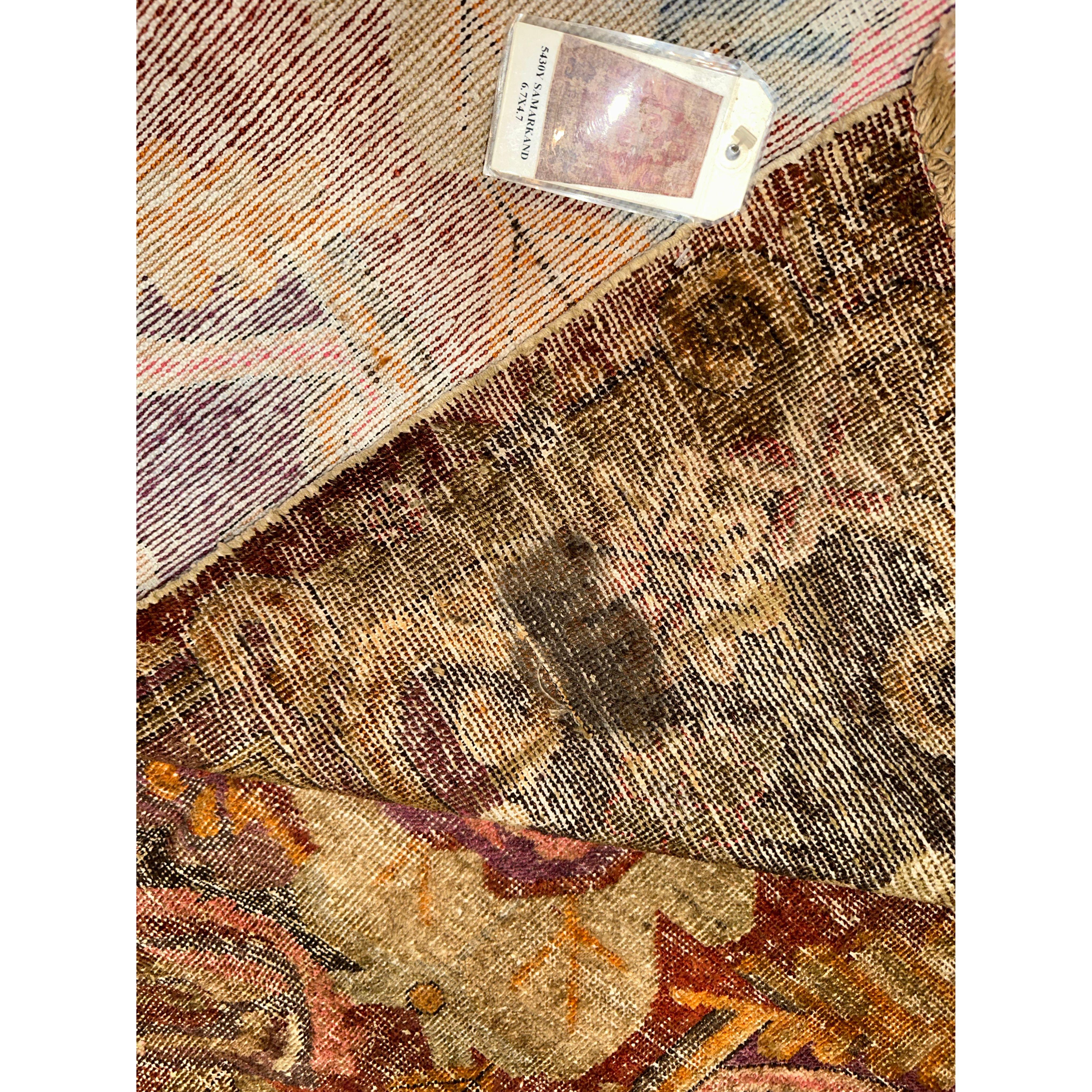 Antike Samarkand-Teppiche: Die Wüstenoase Khotan war eine wichtige Station auf der Seidenstraße. Die Einwohner von Khotan waren erfahrene Teppichweber, die hochwertige antike Teppiche für den internen Gebrauch und den Handel herstellten.