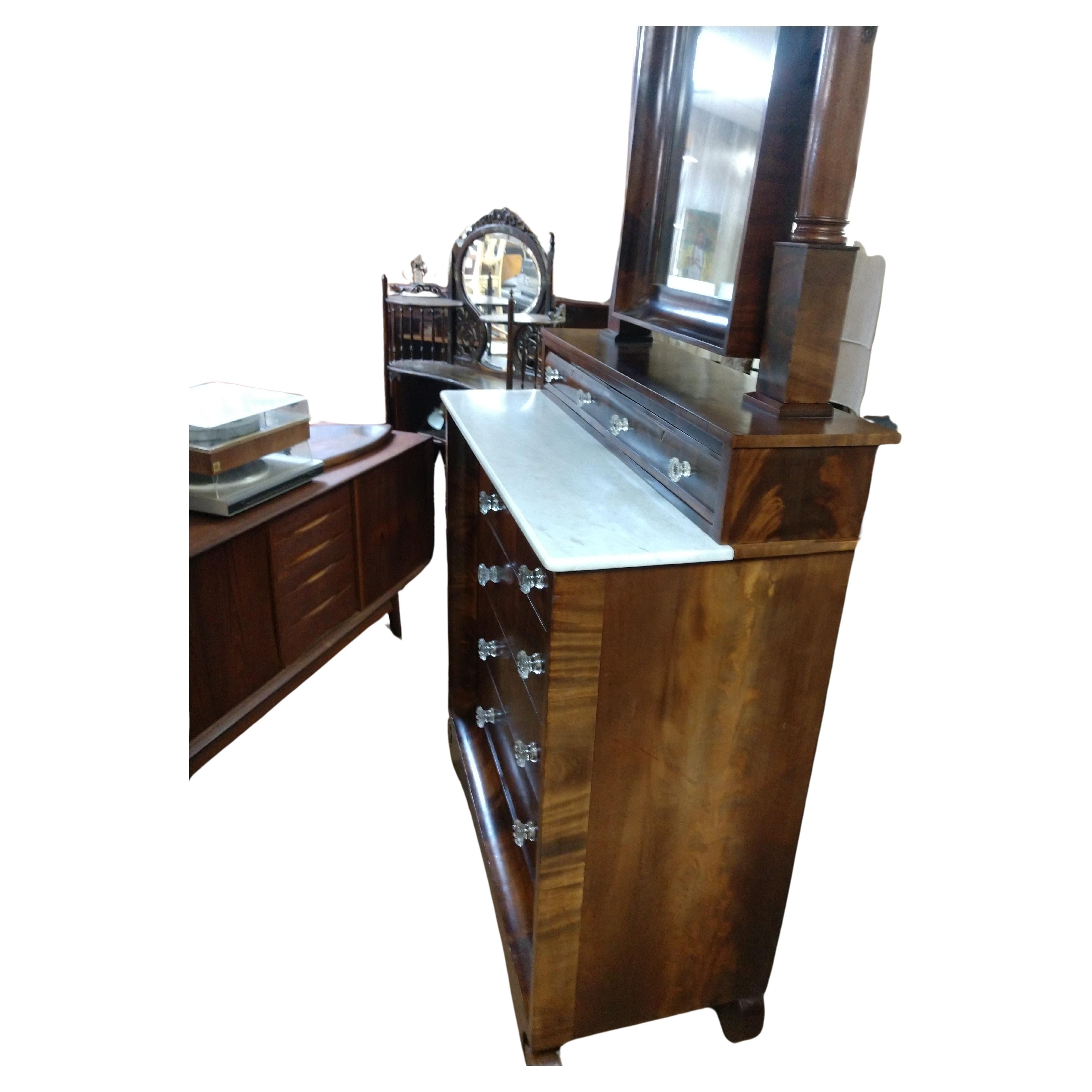 Fabulosa cómoda Imperio Americano de 6 cajones de caoba a juego. Las características son un gran espejo con columnas altas, mármol de Carrara, cajas de tocador escalonadas y pomos de cristal. Los mejores pies de marquetería con ruedas que se pueden