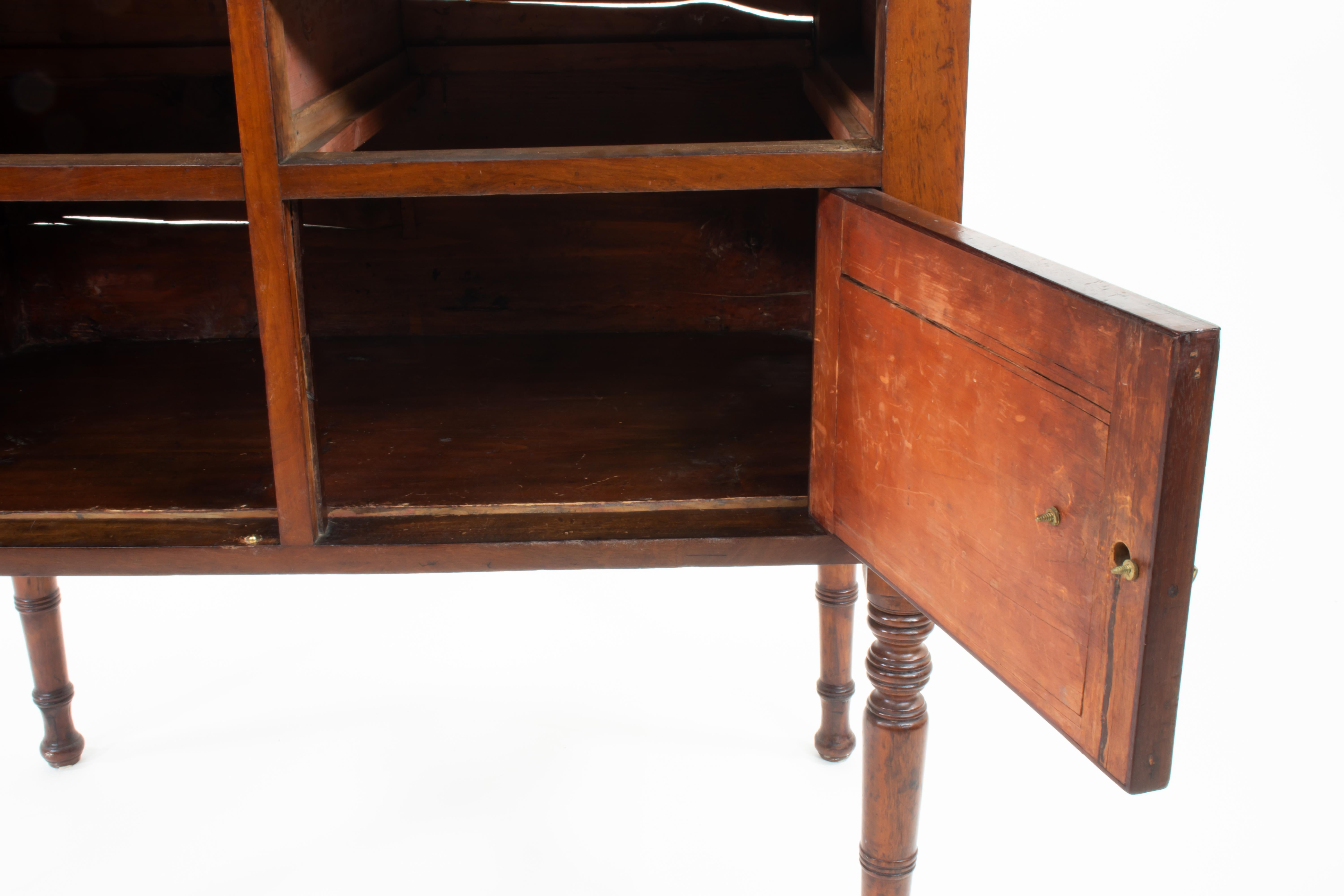 Armadio da camera in mogano fiammato della tarda Reggenza della metà del XIX secolo in vendita 3