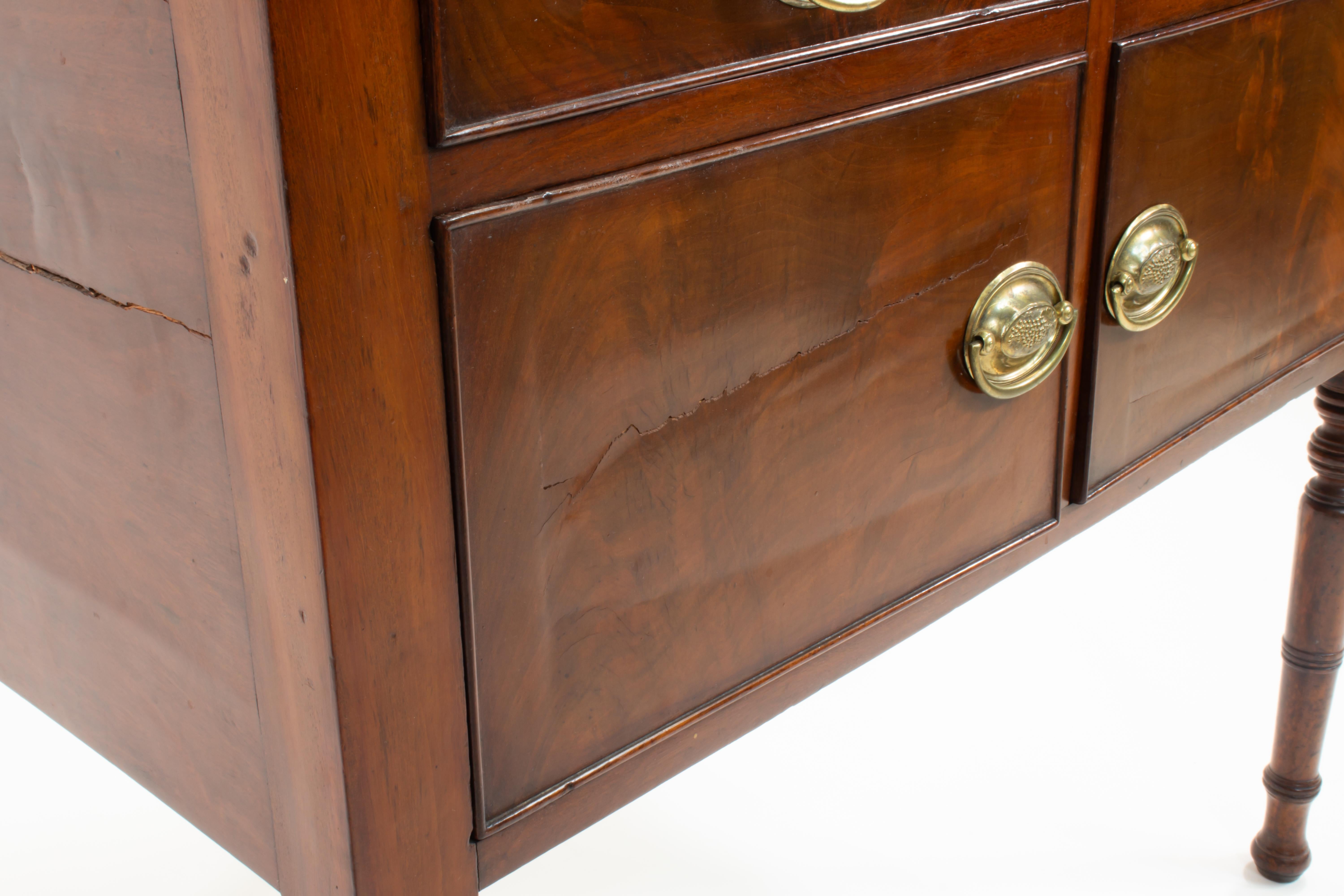 Armadio da camera in mogano fiammato della tarda Reggenza della metà del XIX secolo in vendita 10