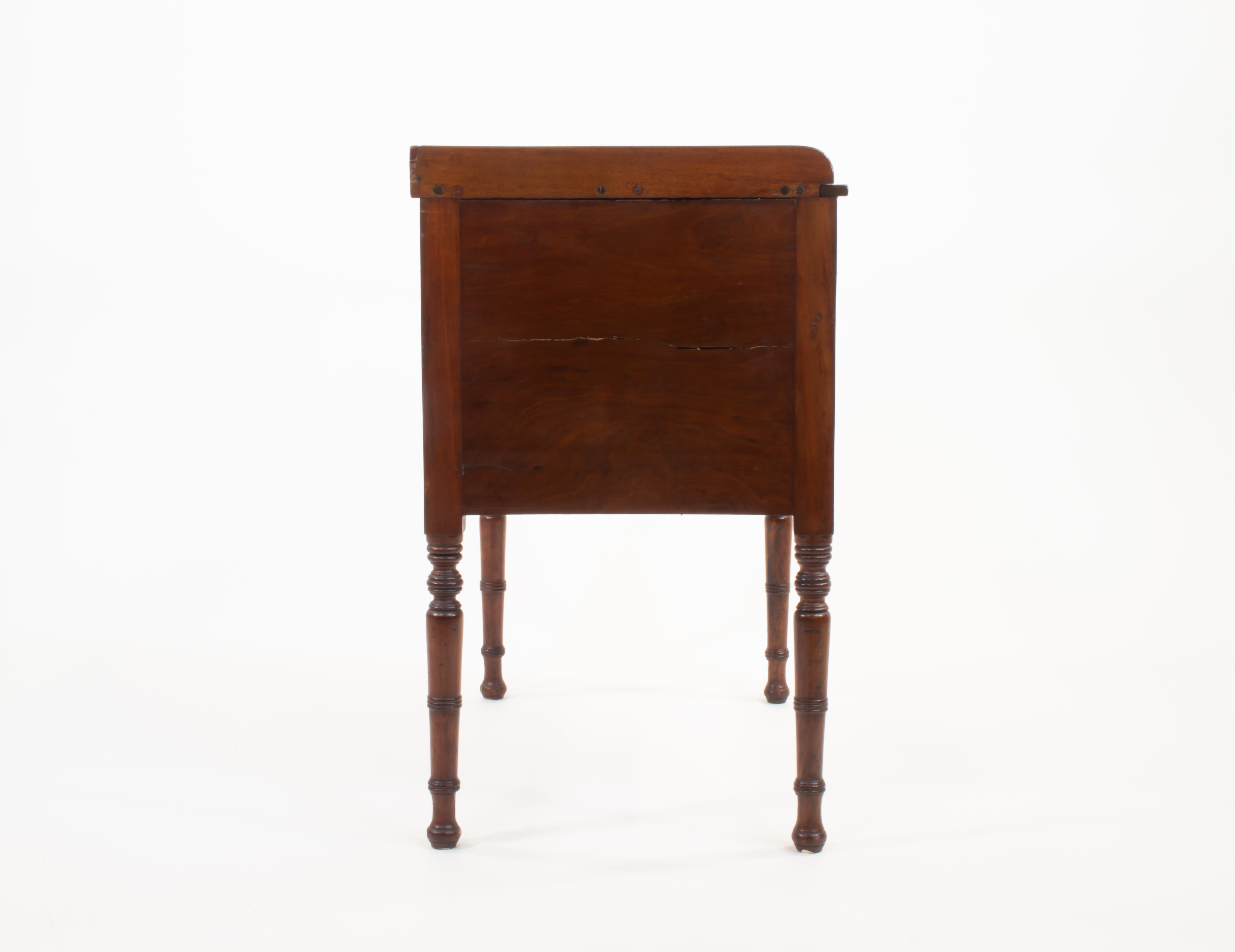 Inglese Armadio da camera in mogano fiammato della tarda Reggenza della metà del XIX secolo in vendita