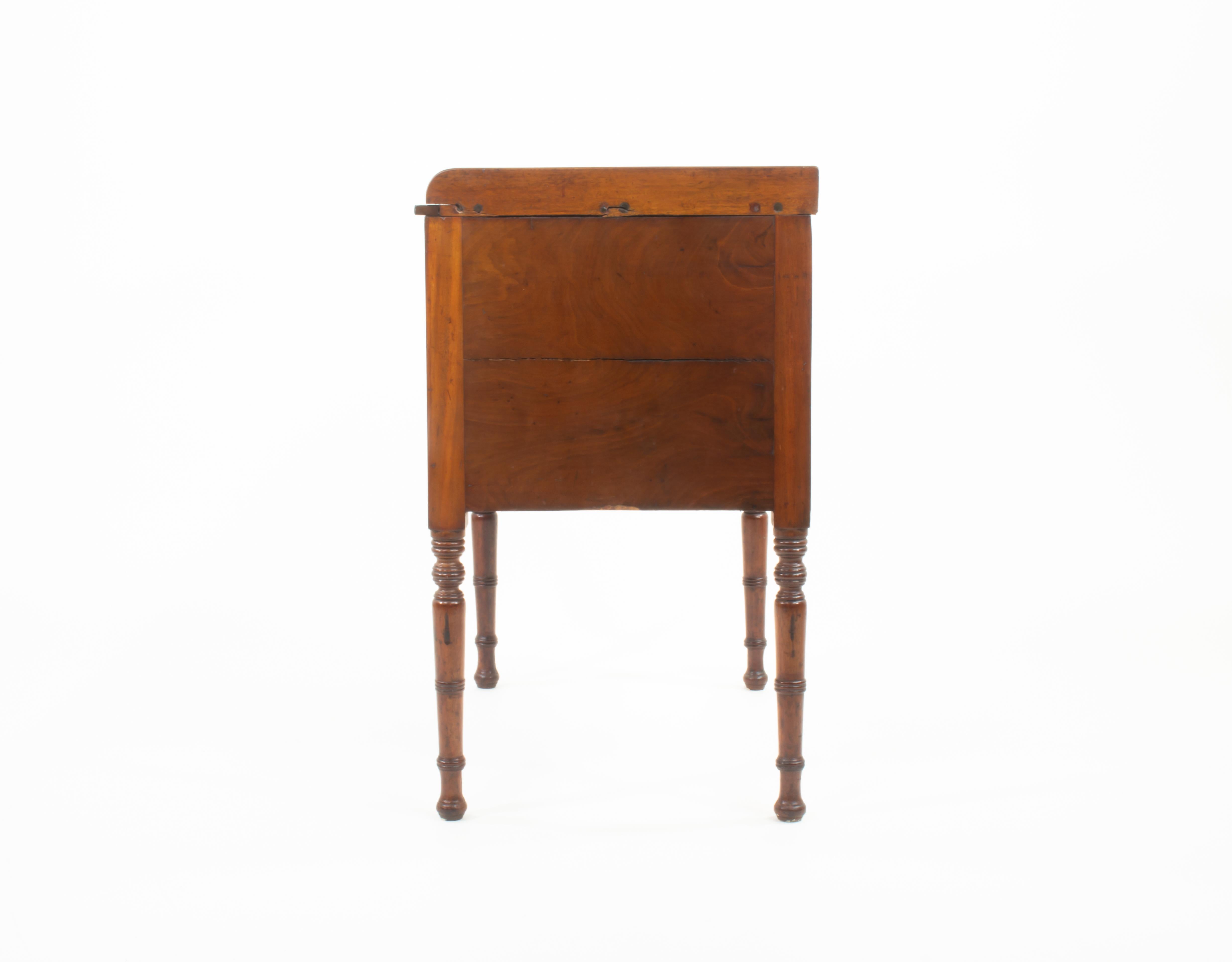 Intagliato a mano Armadio da camera in mogano fiammato della tarda Reggenza della metà del XIX secolo in vendita