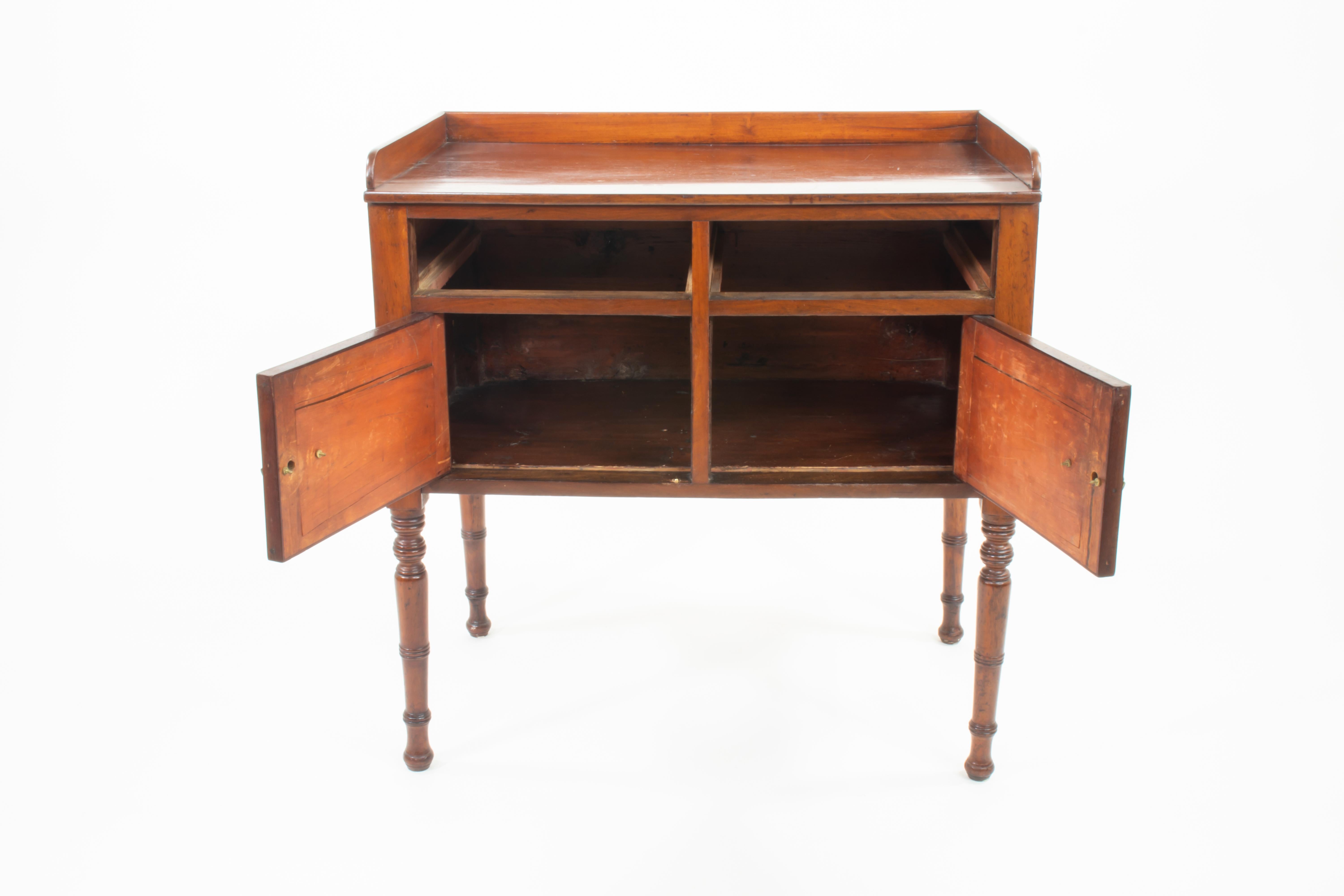 Ottone Armadio da camera in mogano fiammato della tarda Reggenza della metà del XIX secolo in vendita