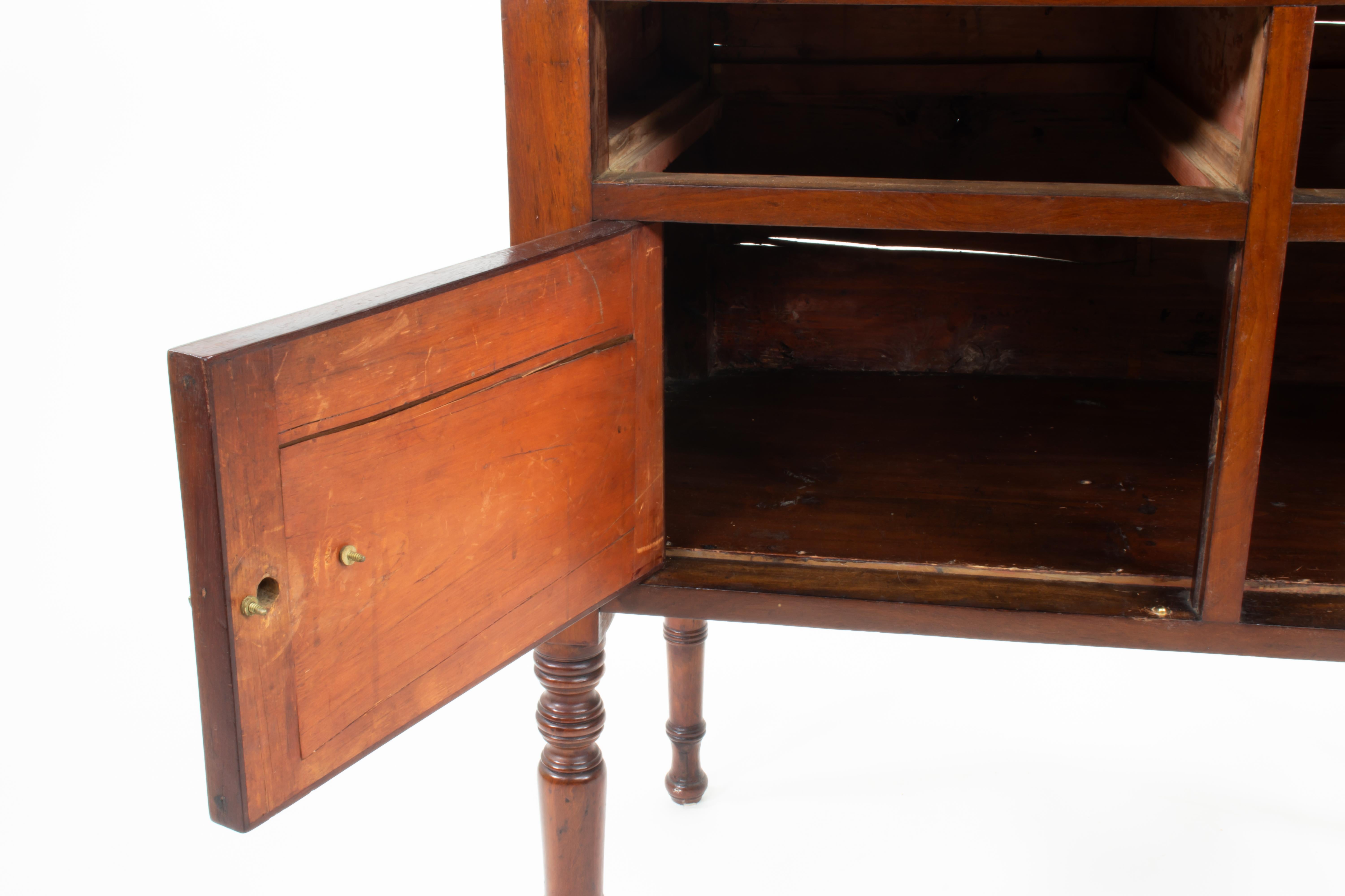 Armadio da camera in mogano fiammato della tarda Reggenza della metà del XIX secolo in vendita 2