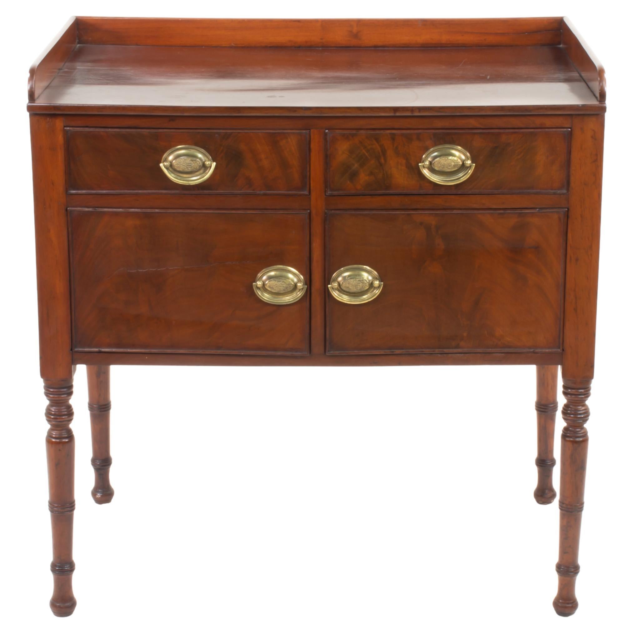 Armadio da camera in mogano fiammato della tarda Reggenza della metà del XIX secolo