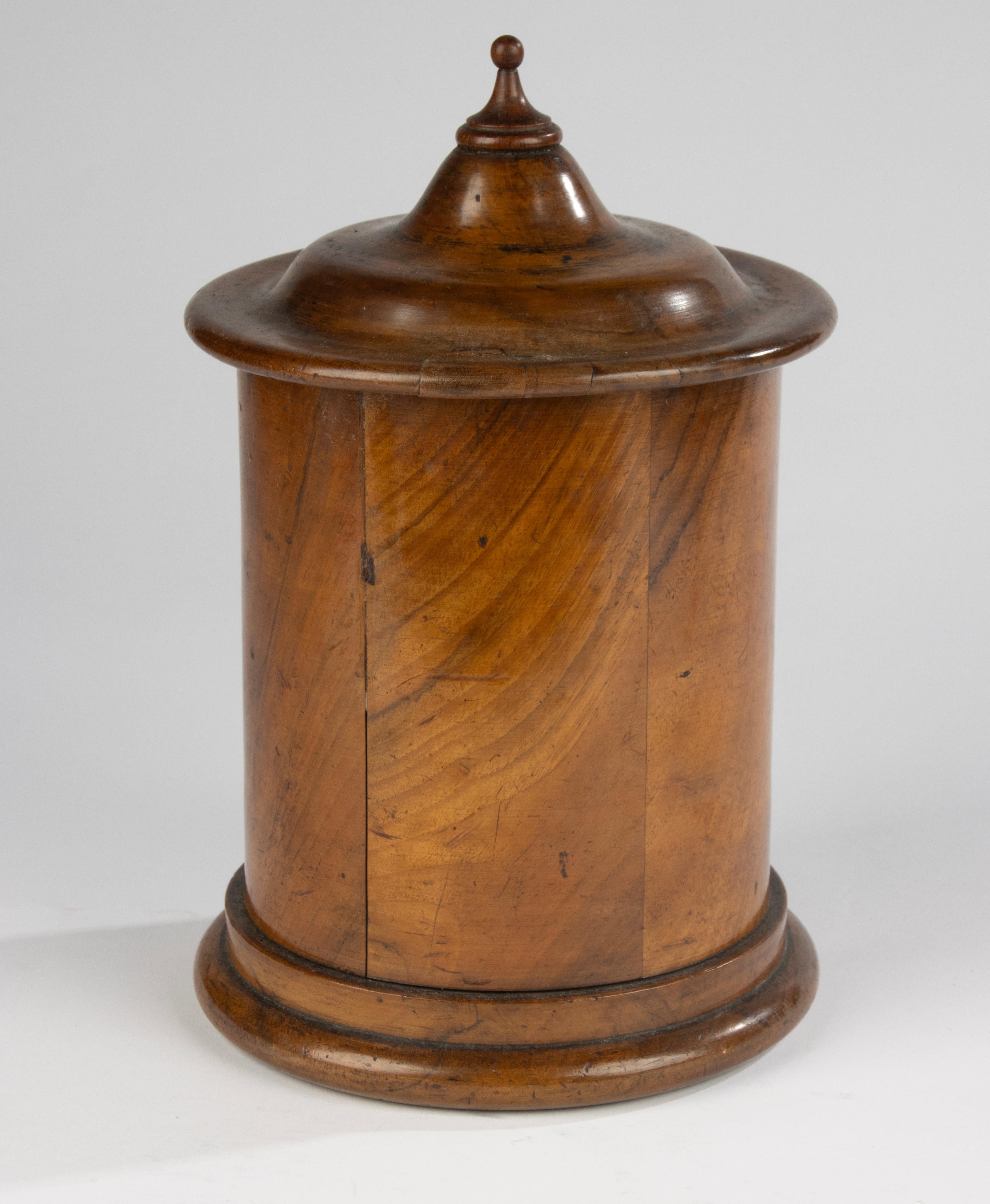 Scatola con coperchio della metà del XIX secolo - Francese - Noce - Patina calda in vendita 5