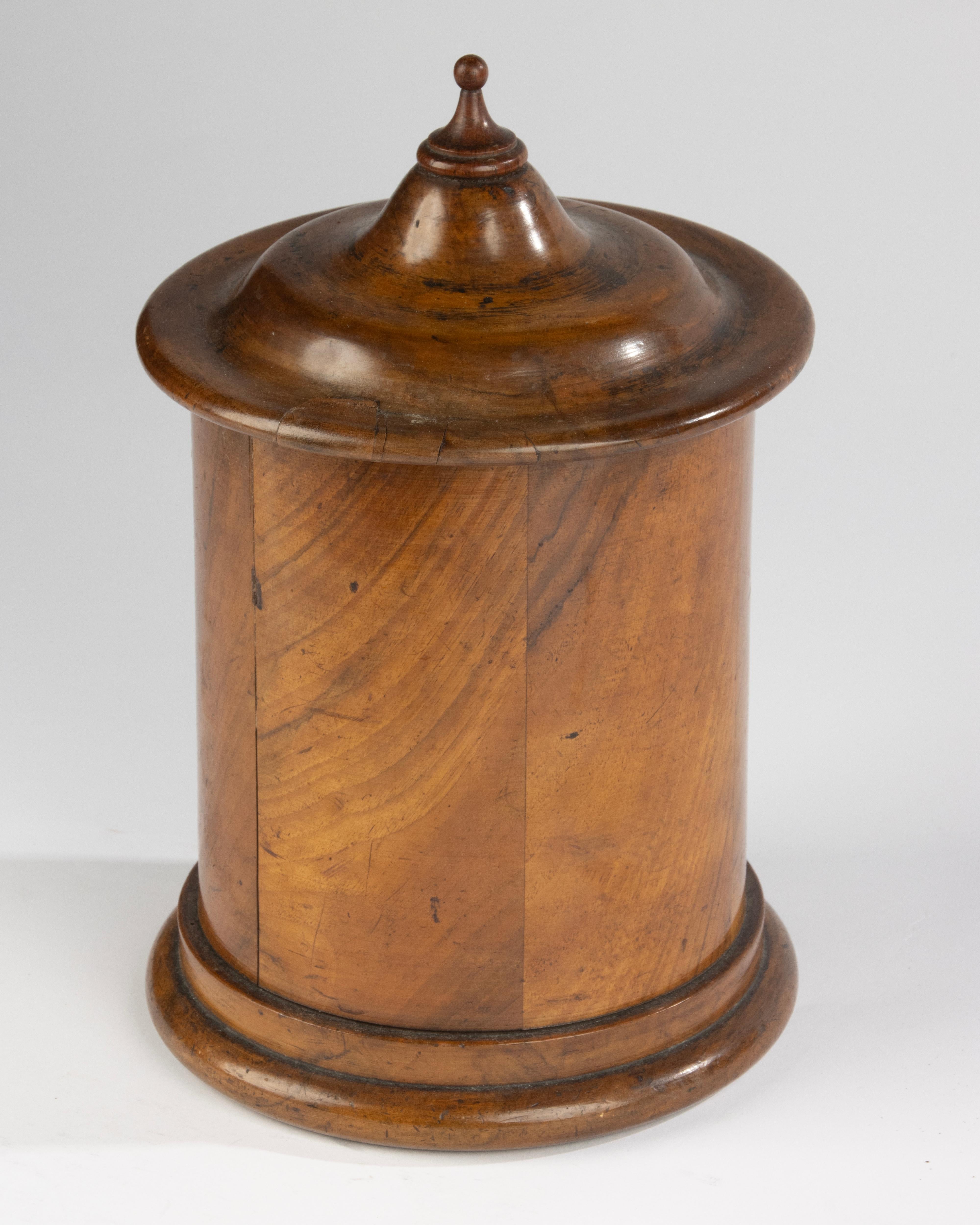 Scatola con coperchio della metà del XIX secolo - Francese - Noce - Patina calda in vendita 7